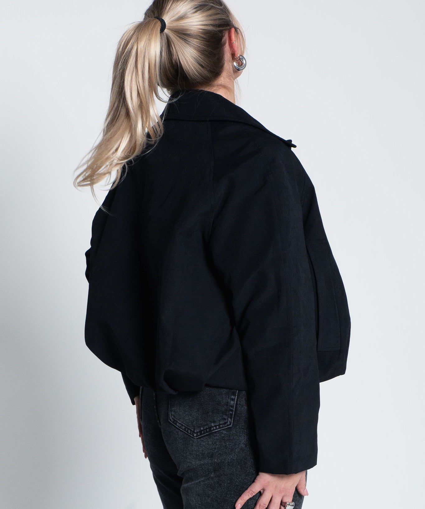 Bomberjacke mit Knöpfen und Kragen Schwarz von hinten