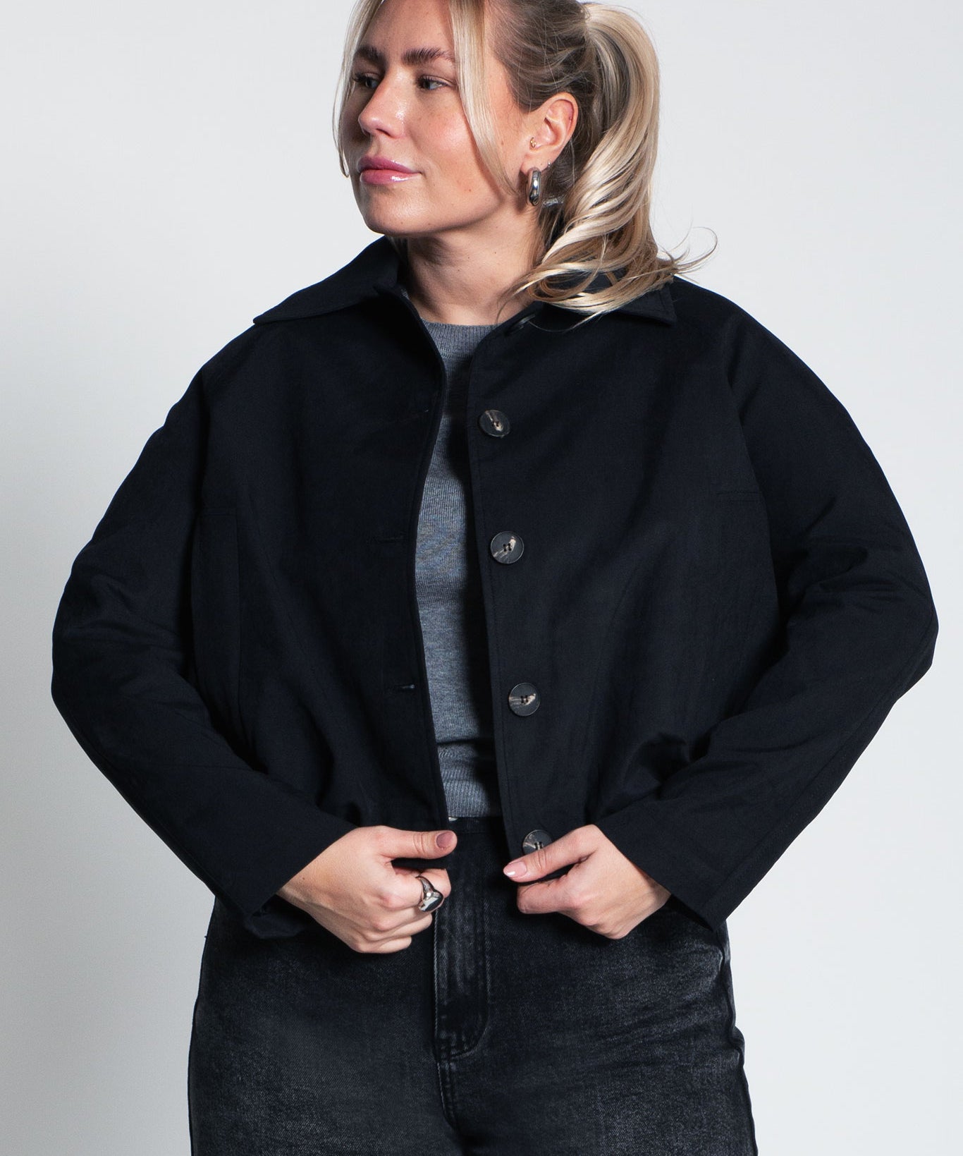 Bomberjacke mit Knöpfen und Kragen Schwarz von vorne