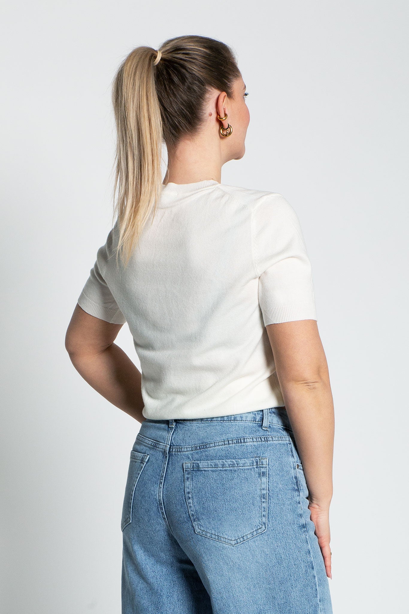 Leichtes Shirt mit kurzen Ärmeln Weiß von hinten
