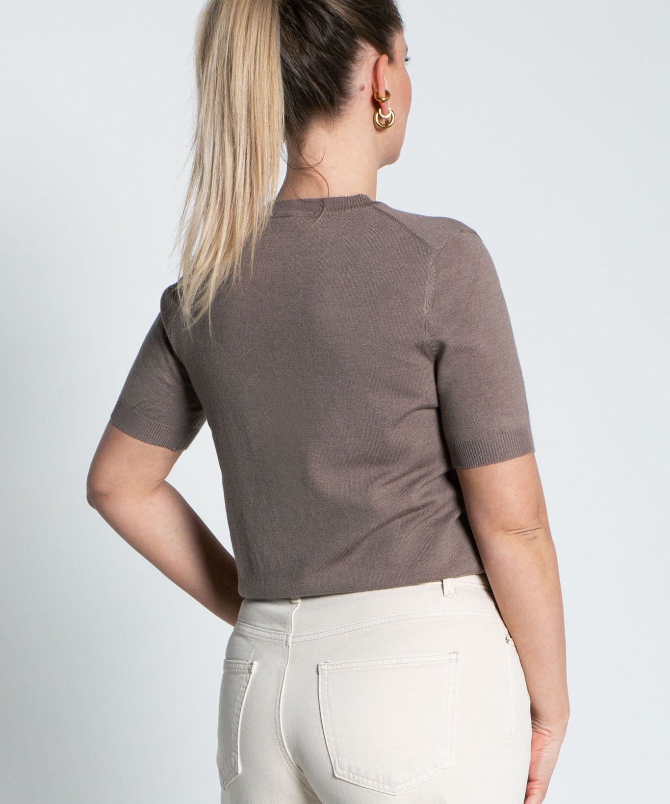 Leichtes Shirt mit kurzen Ärmeln Hellbraun von hinten