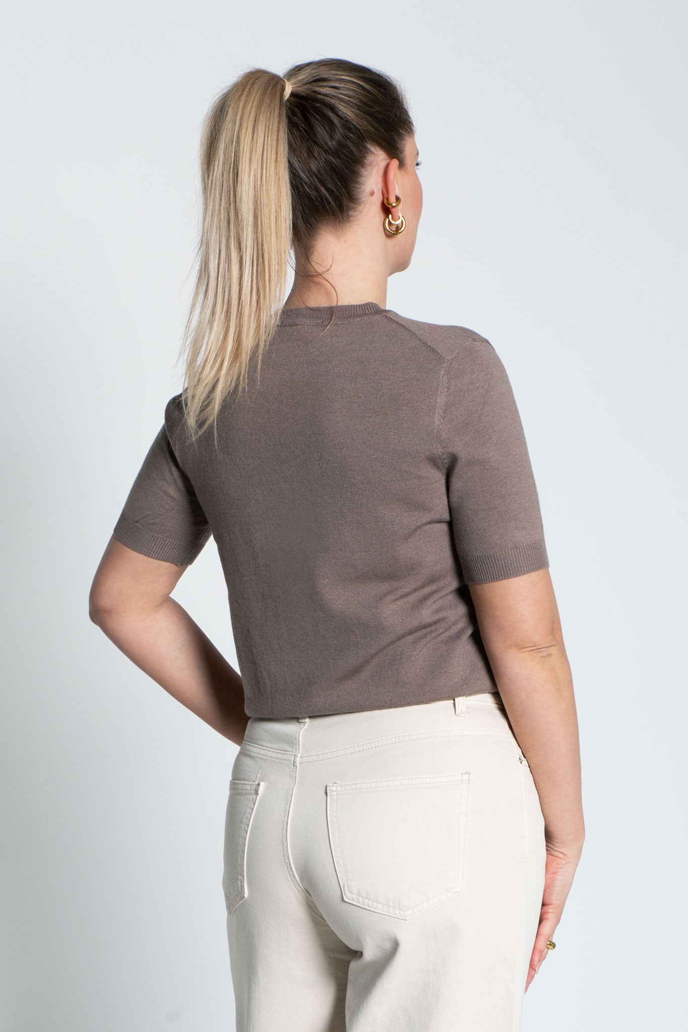 Leichtes Shirt mit kurzen Ärmeln Hellbraun von hinten
