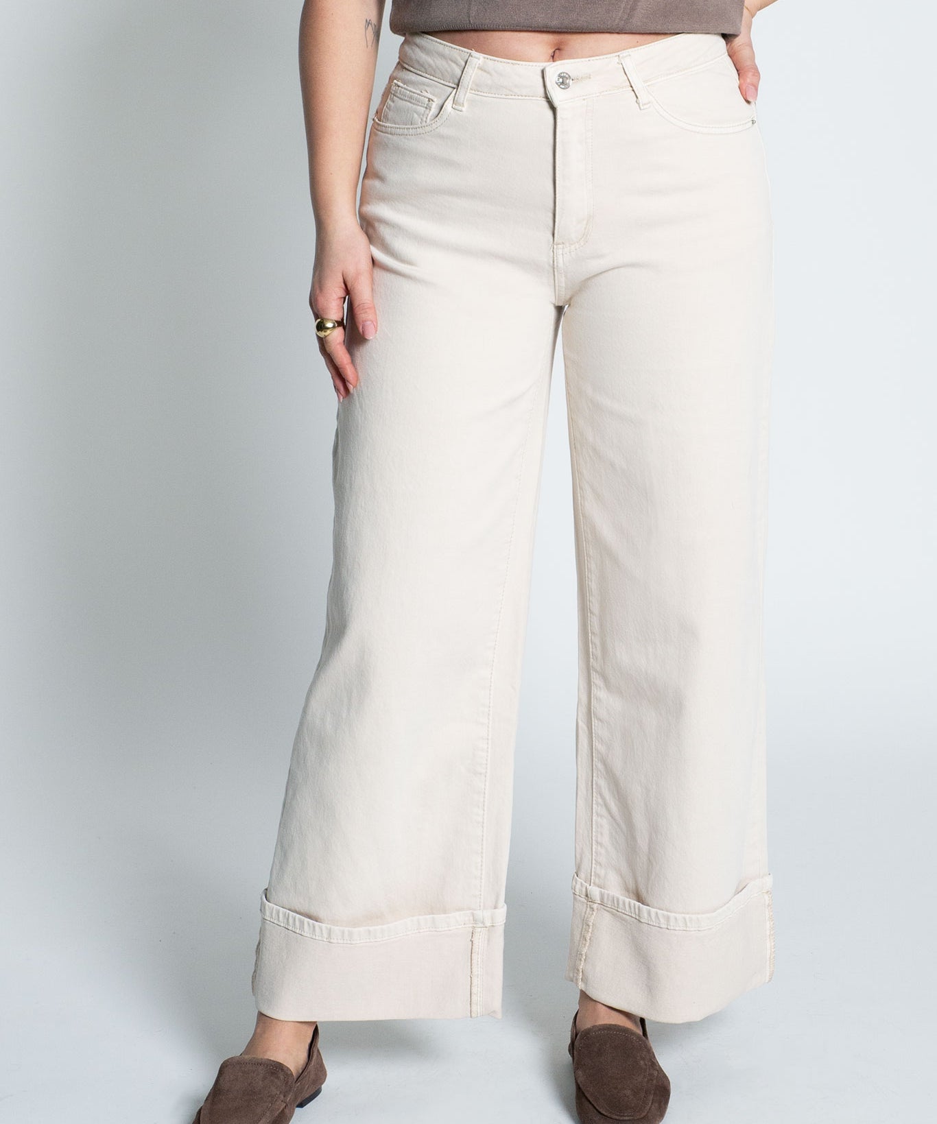 Jeans High Waisted Wide Leg mit umgeschlagenem Saumen Beige von vorne