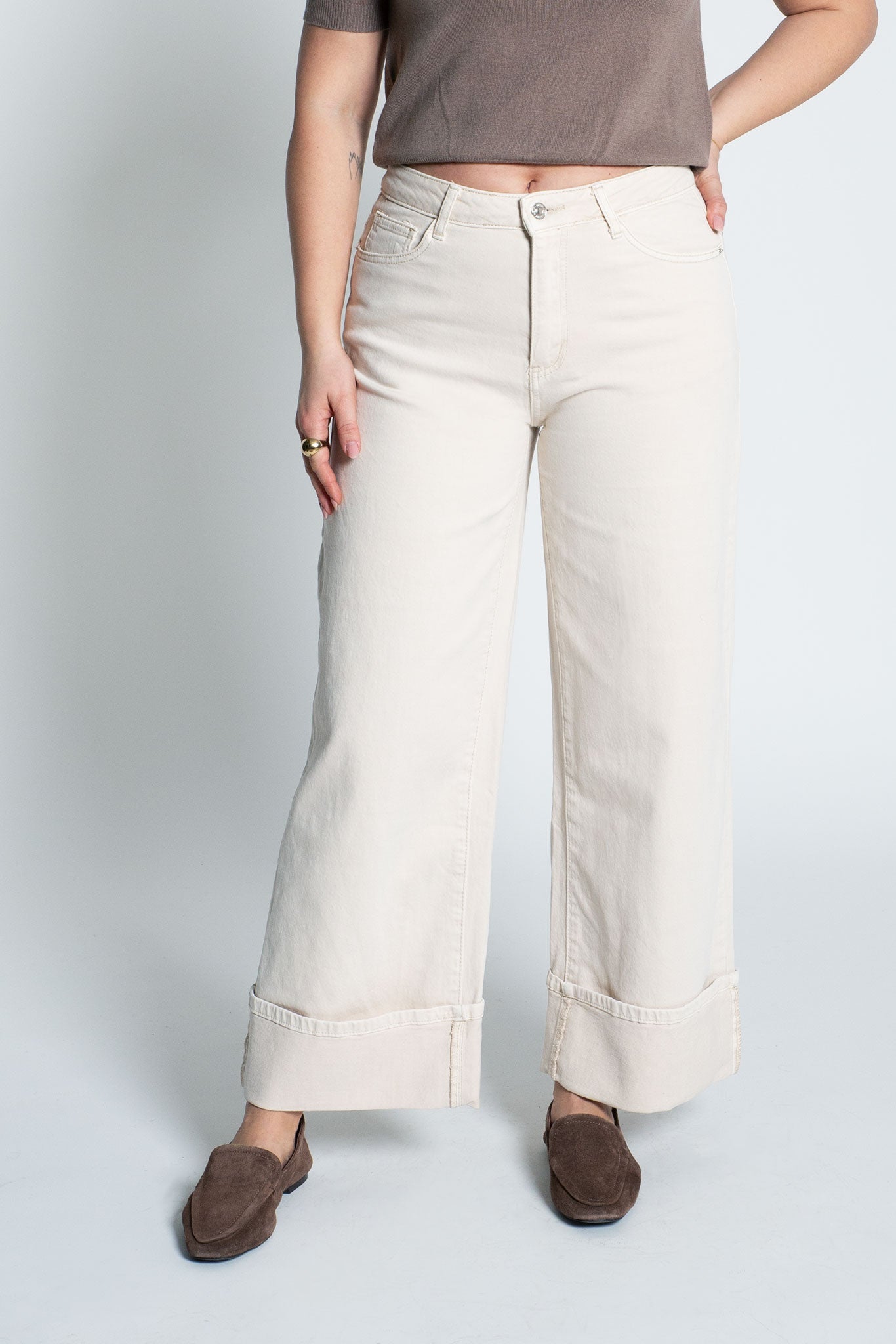 Jeans High Waisted Wide Leg mit umgeschlagenem Saumen Beige von vorne