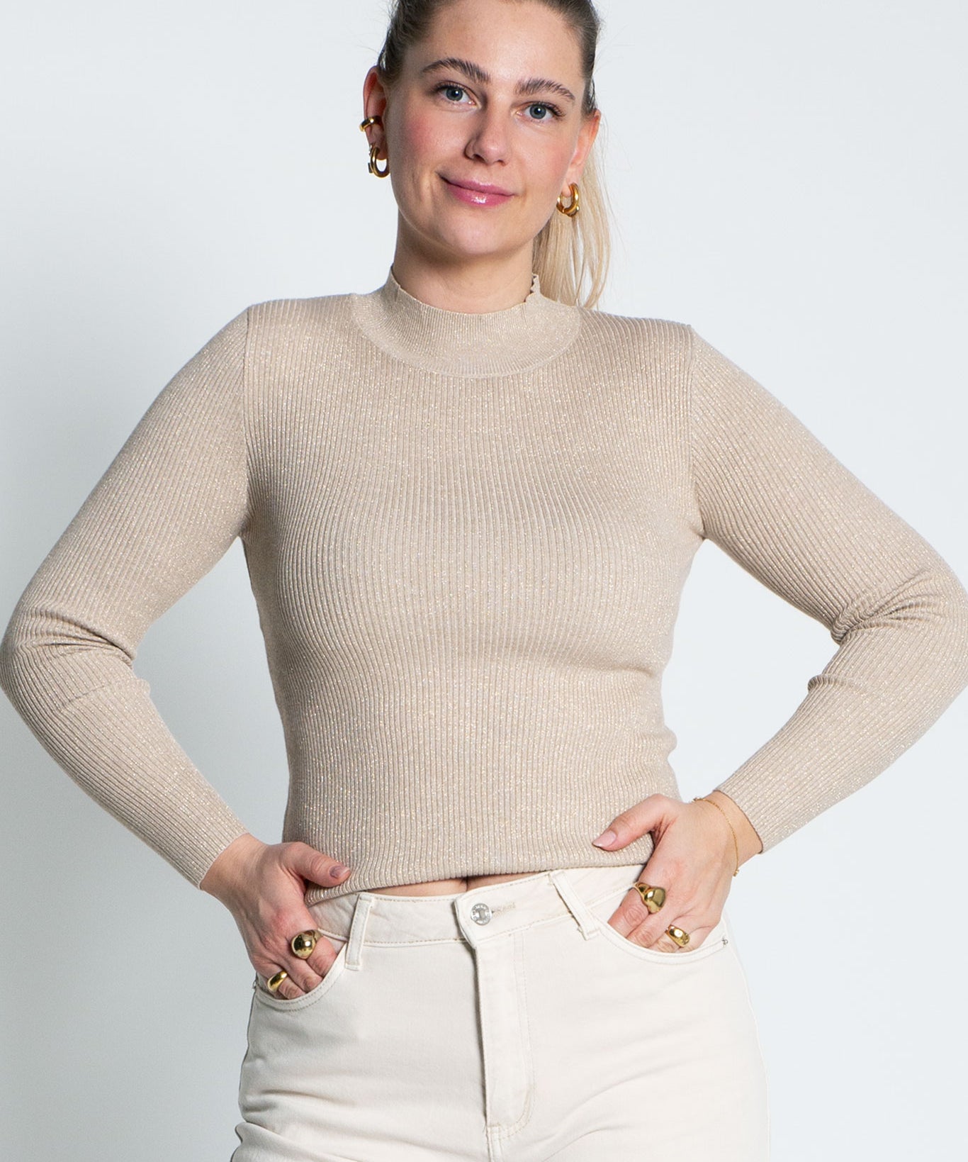 Glitzerndes Langarmshirt mit Turtle Neck Beige von vorne