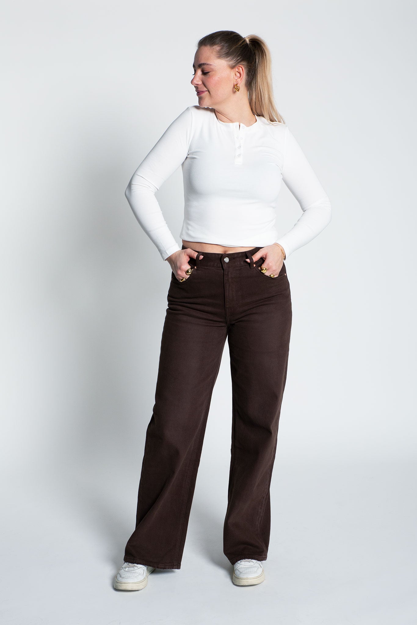 Jeans High Waisted Flare Fit Dunkelbraun Ganzkörper