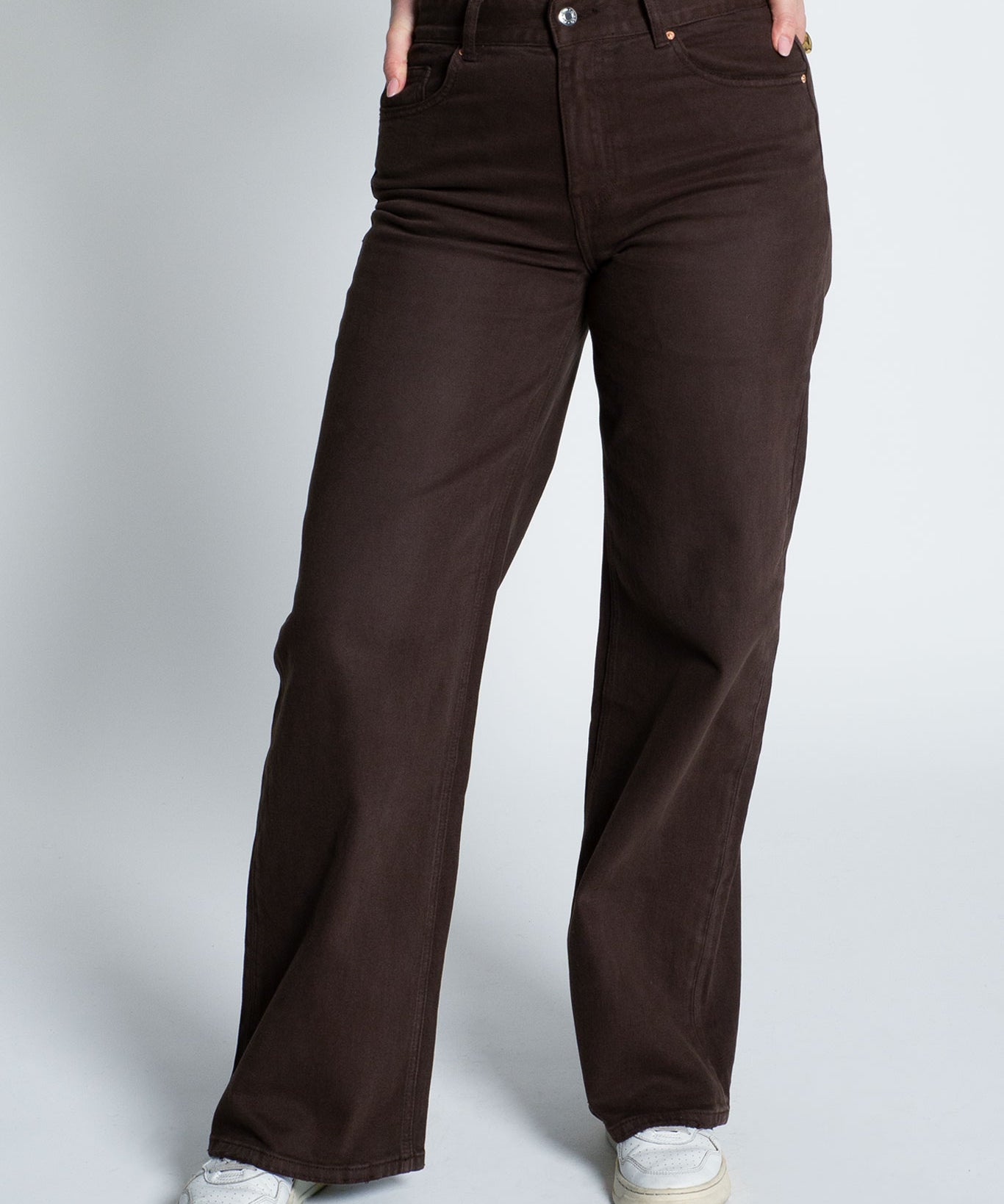 Jeans High Waisted Flare Fit Dunkelbraun von vorne