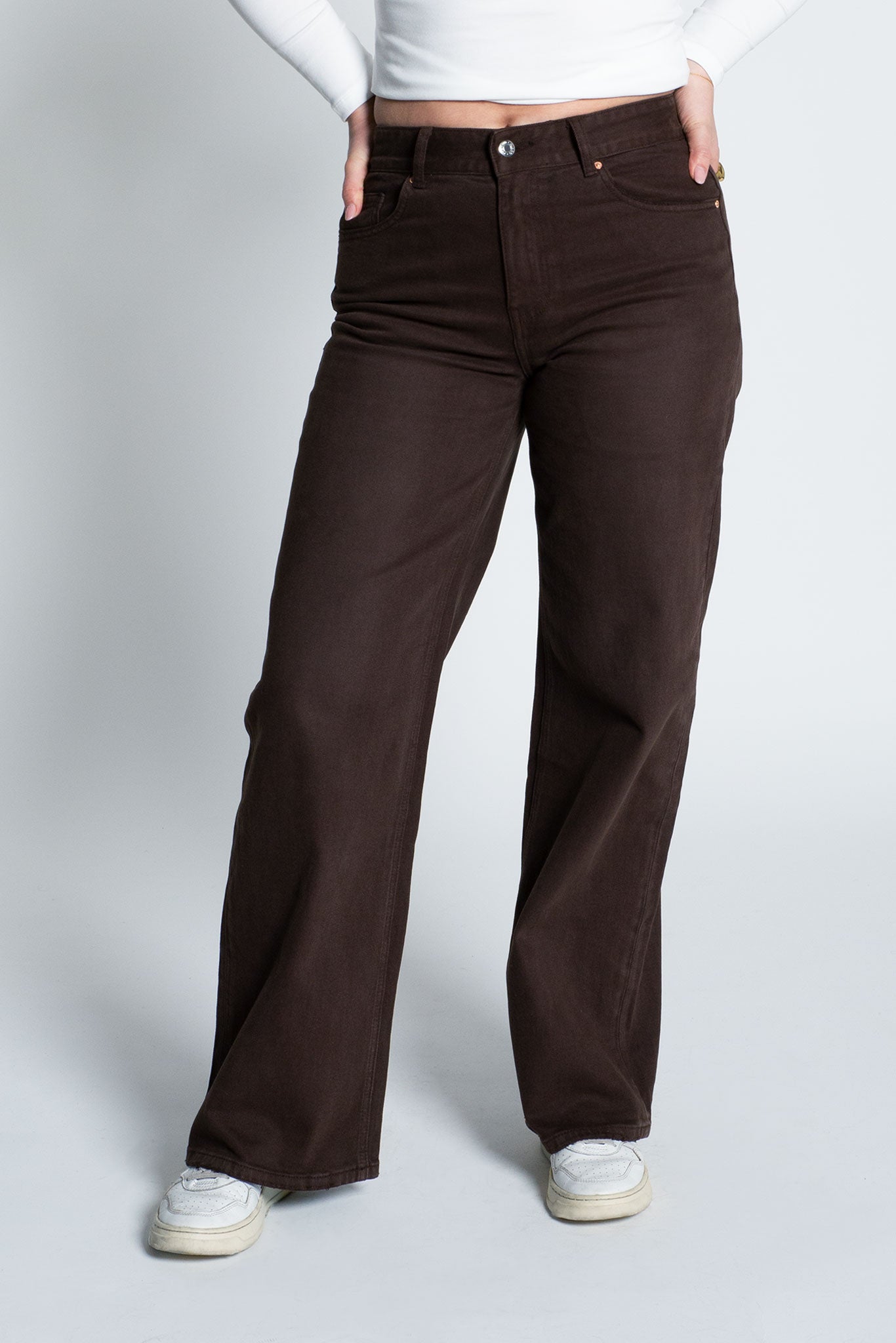 Jeans High Waisted Flare Fit Dunkelbraun von vorne