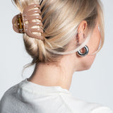 Haarklammer Ultra Groß Rund Make Up Beige am Model