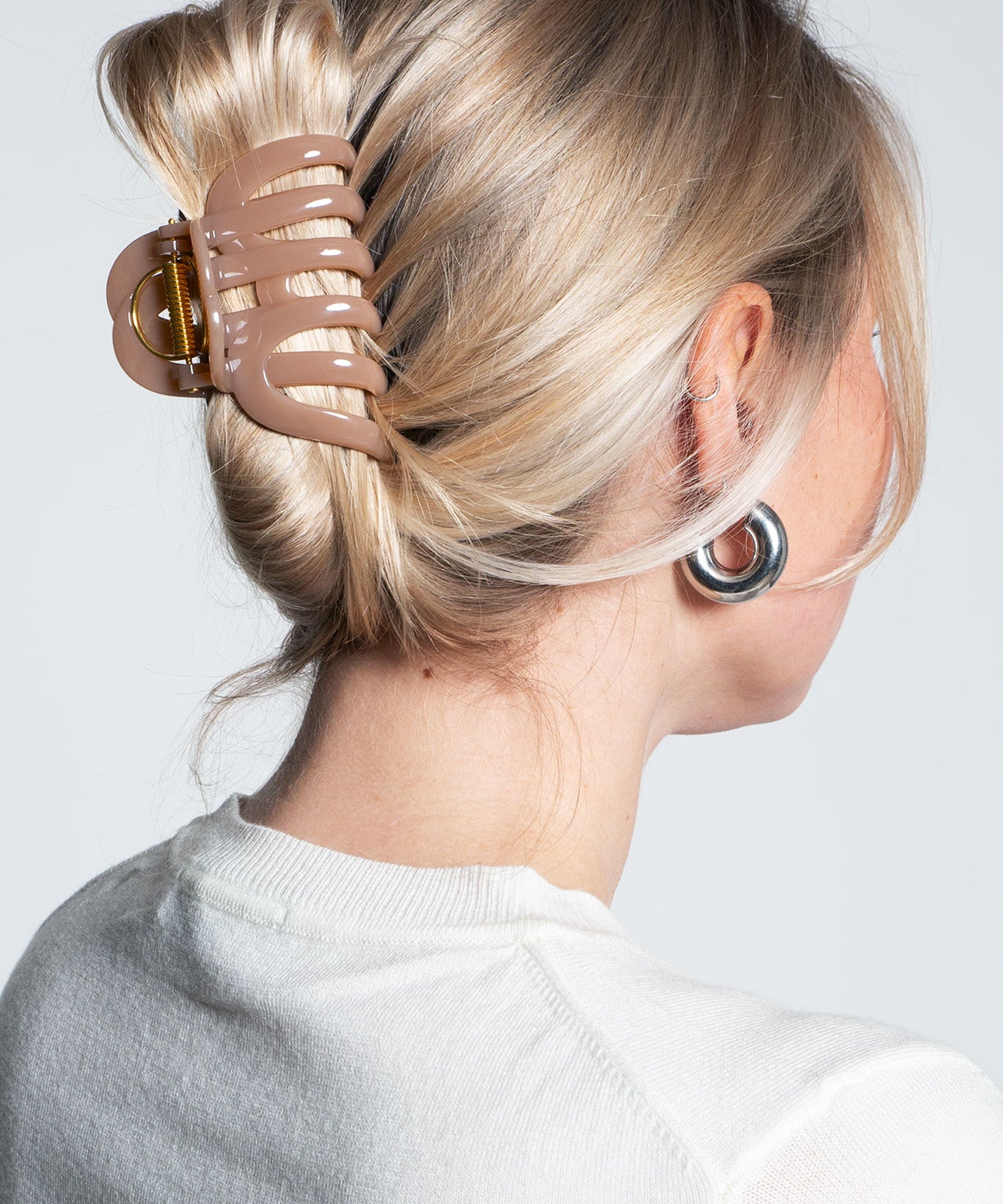 Haarklammer Ultra Groß Rund Make Up Beige am Model
