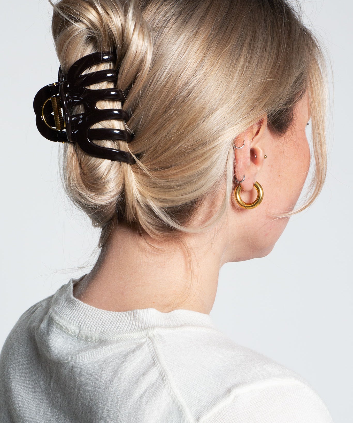 Haarklammer Ultra Groß Rund Dunkelbraun am Model