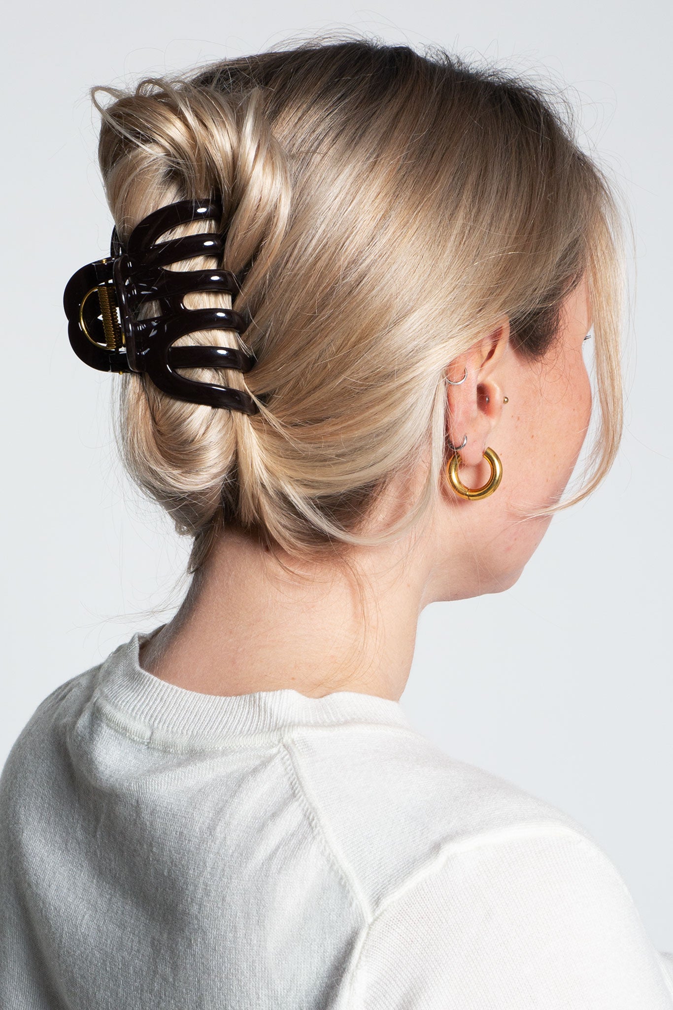 Haarklammer Ultra Groß Rund Dunkelbraun am Model