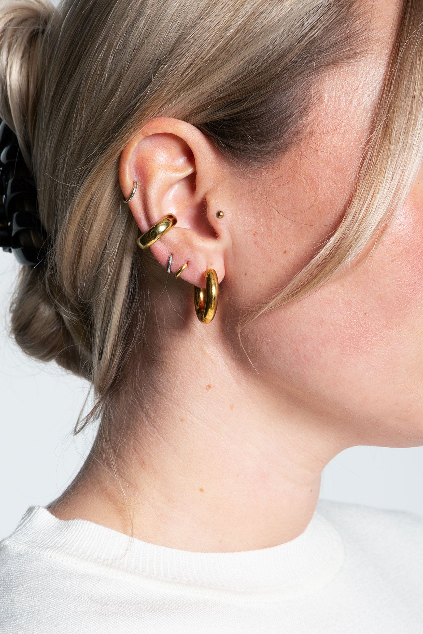 Ear Cuff Rund Klein Edelstahl Gold am Model