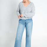 Strickpullover mit V-Ausschnitt Hellgrau Ganzkörper