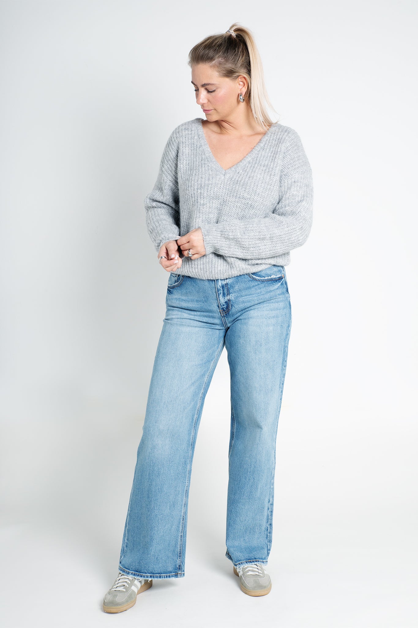 Strickpullover mit V-Ausschnitt Hellgrau Ganzkörper