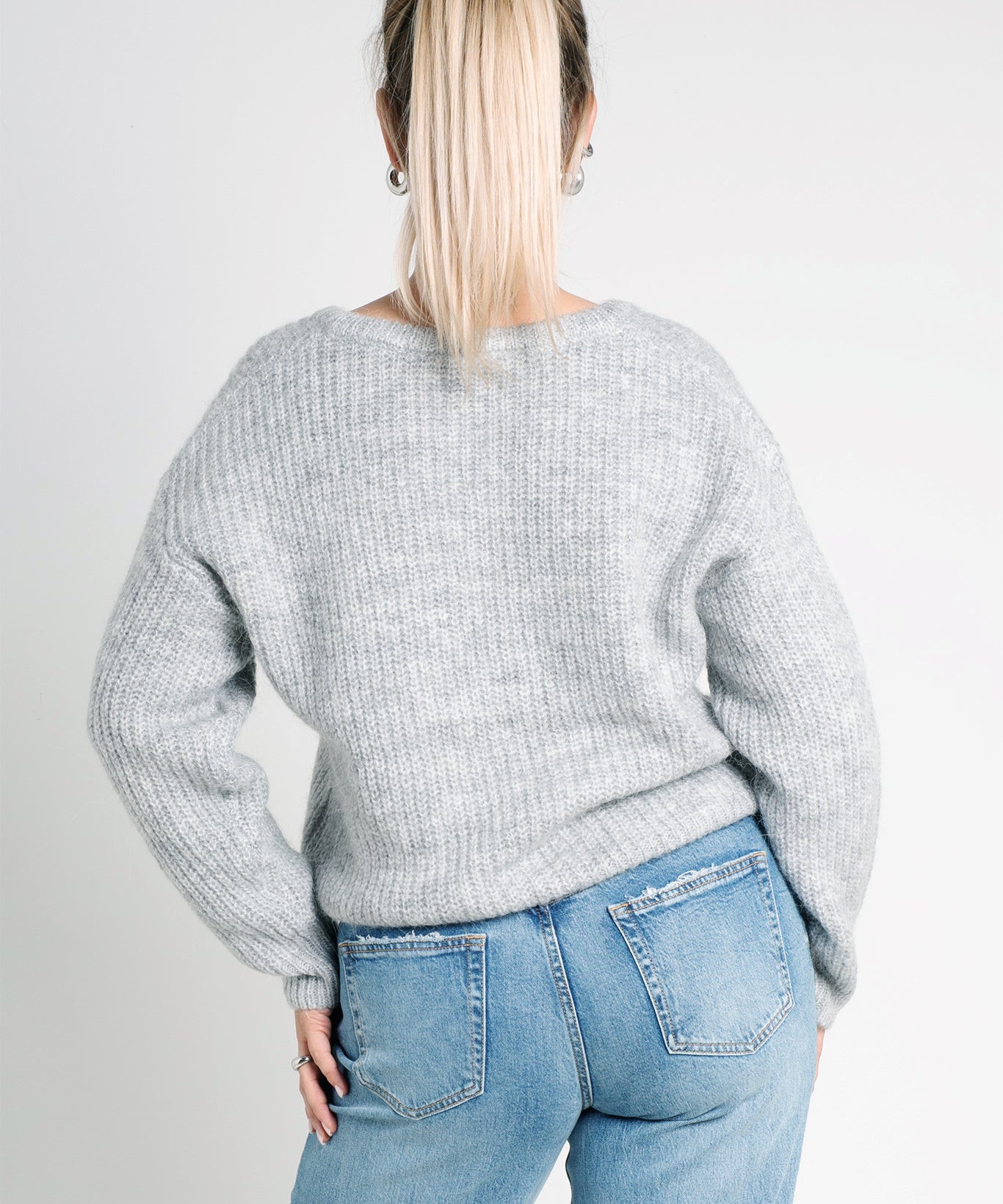 Strickpullover mit V-Ausschnitt Hellgrau von hinten