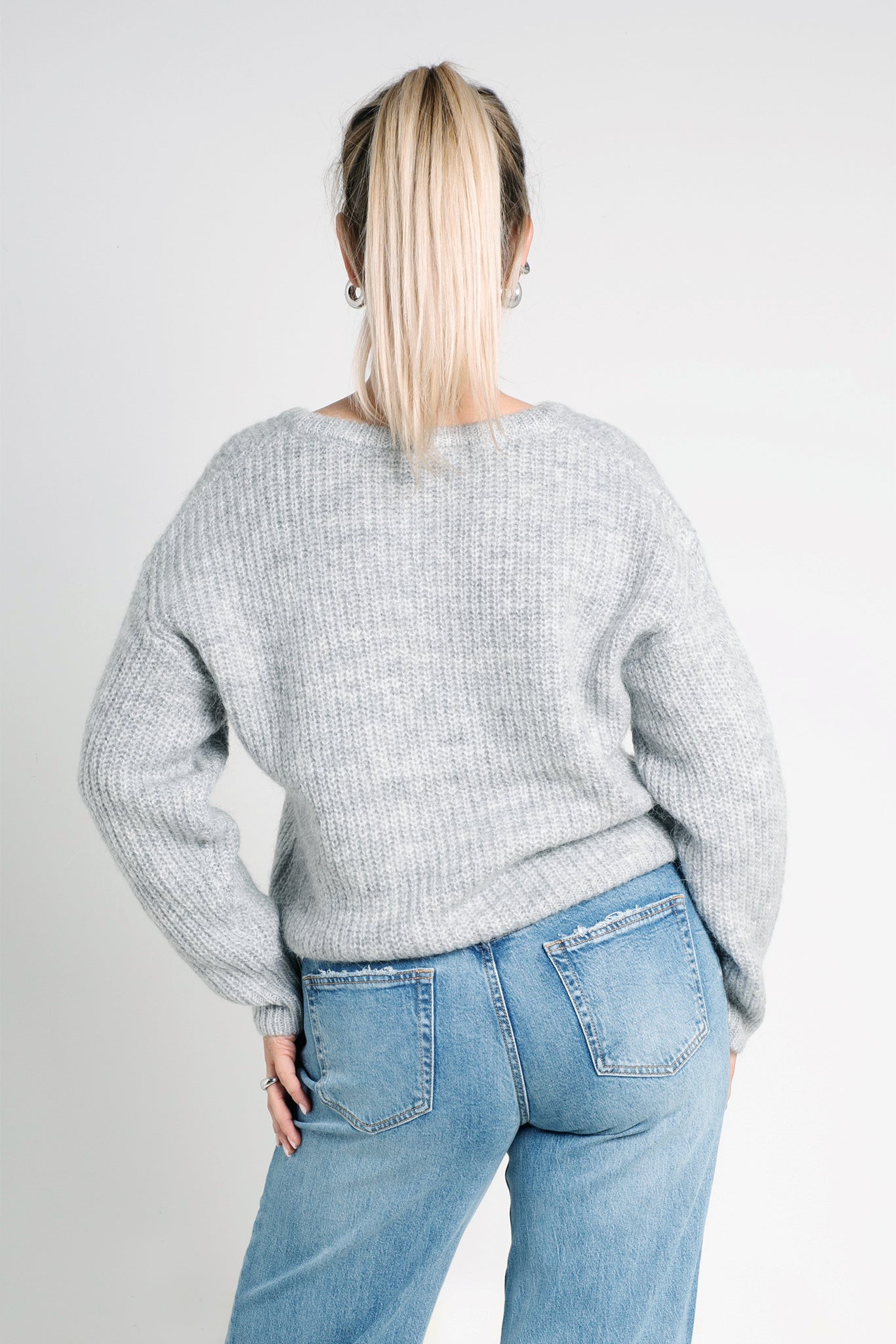 Strickpullover mit V-Ausschnitt Hellgrau von hinten