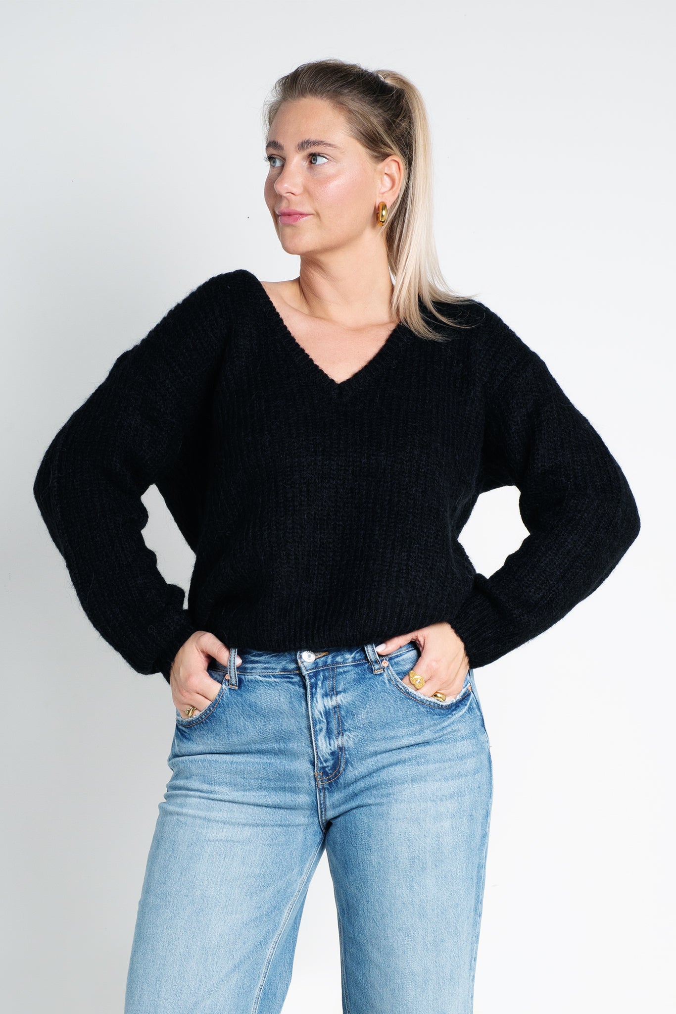 Strickpullover mit V-Ausschnitt Schwarz von vorne