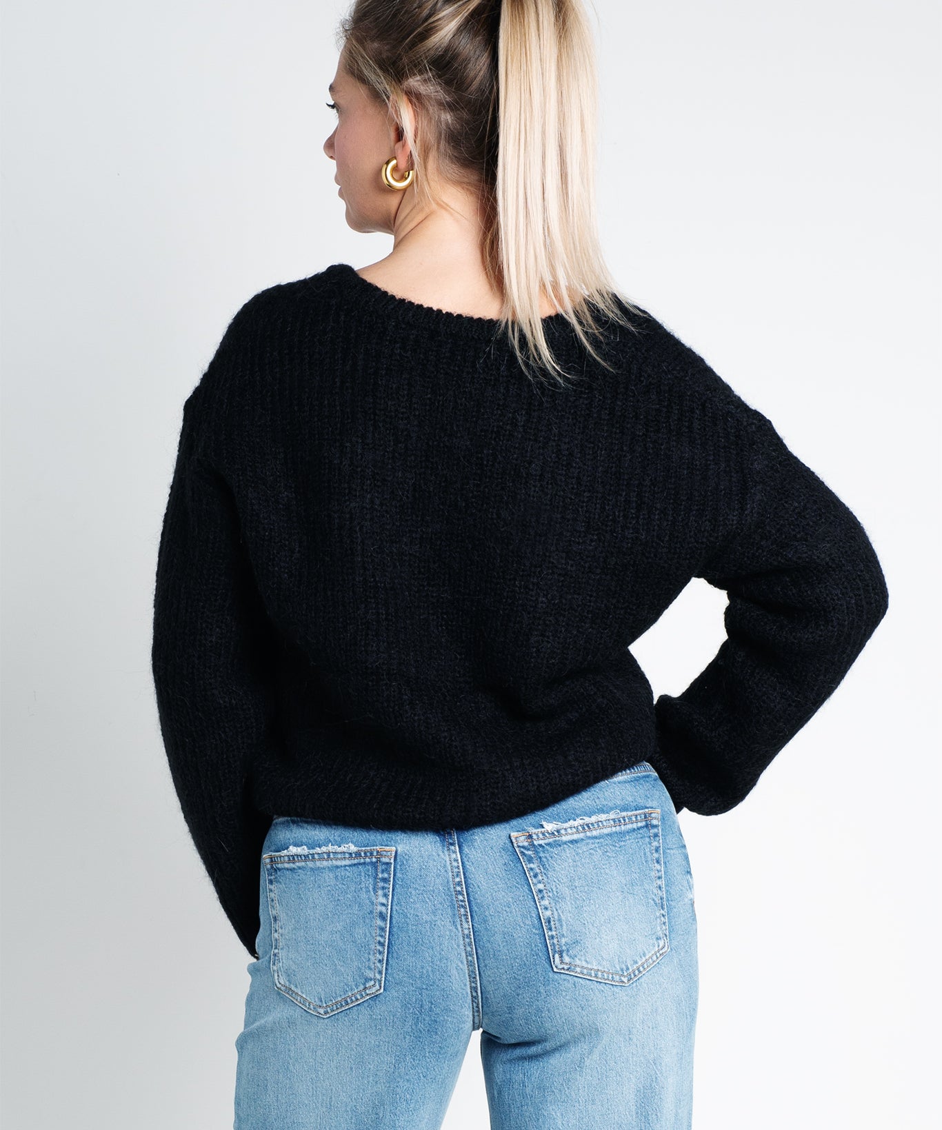 Strickpullover mit V-Ausschnitt Schwarz von hinten