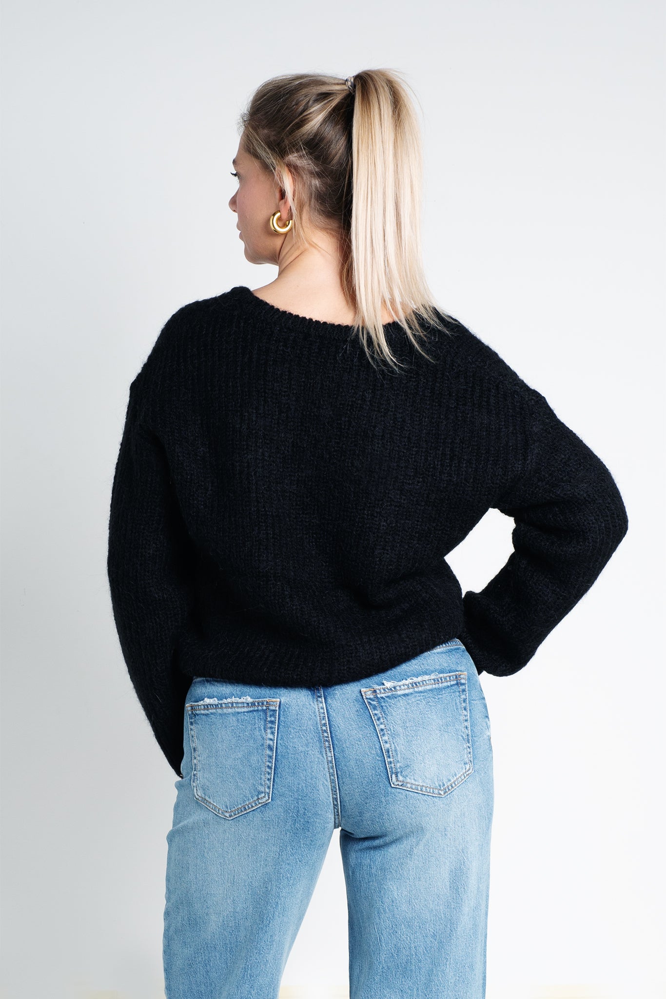 Strickpullover mit V-Ausschnitt Schwarz von hinten