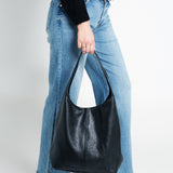 Tasche Leder mit Schulterriemen und Reißverschluss Schwarz am Model