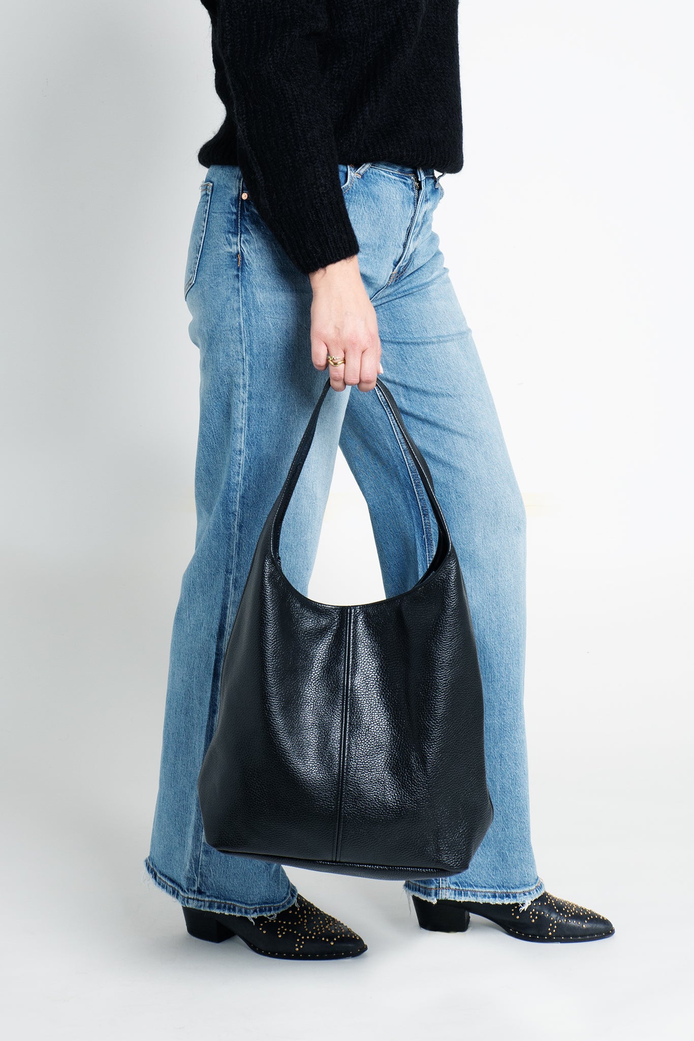 Tasche Leder mit Schulterriemen und Reißverschluss Schwarz am Model