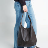 Tasche Leder mit Schulterriemen und Reißverschluss Dunkelbraun am Model