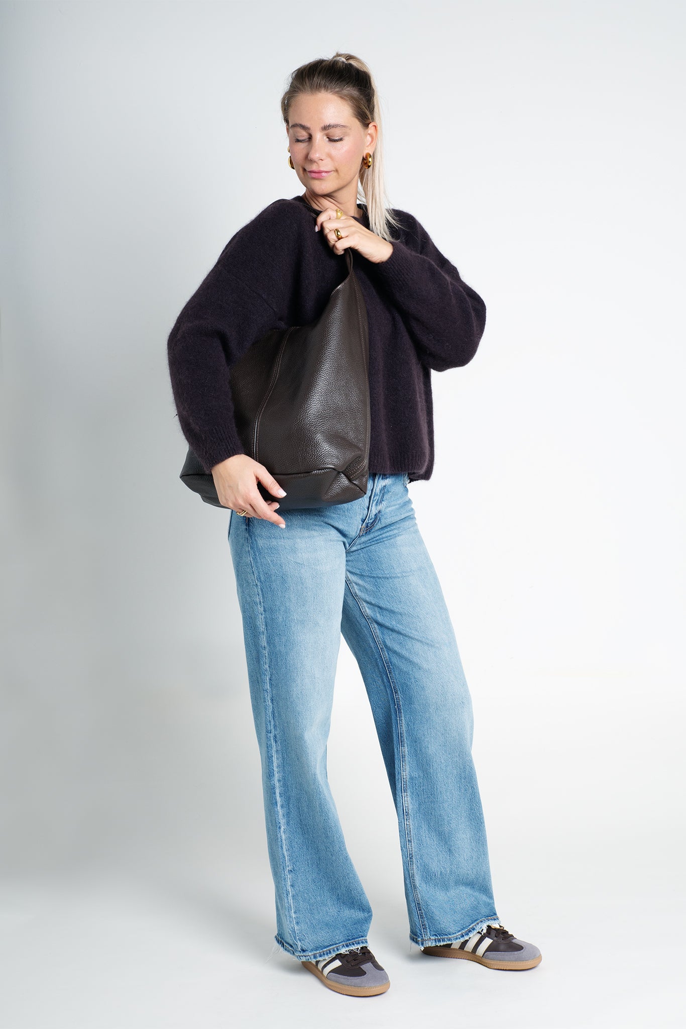 Tasche Leder mit Schulterriemen und Reißverschluss Dunkelbraun Ganzkörper