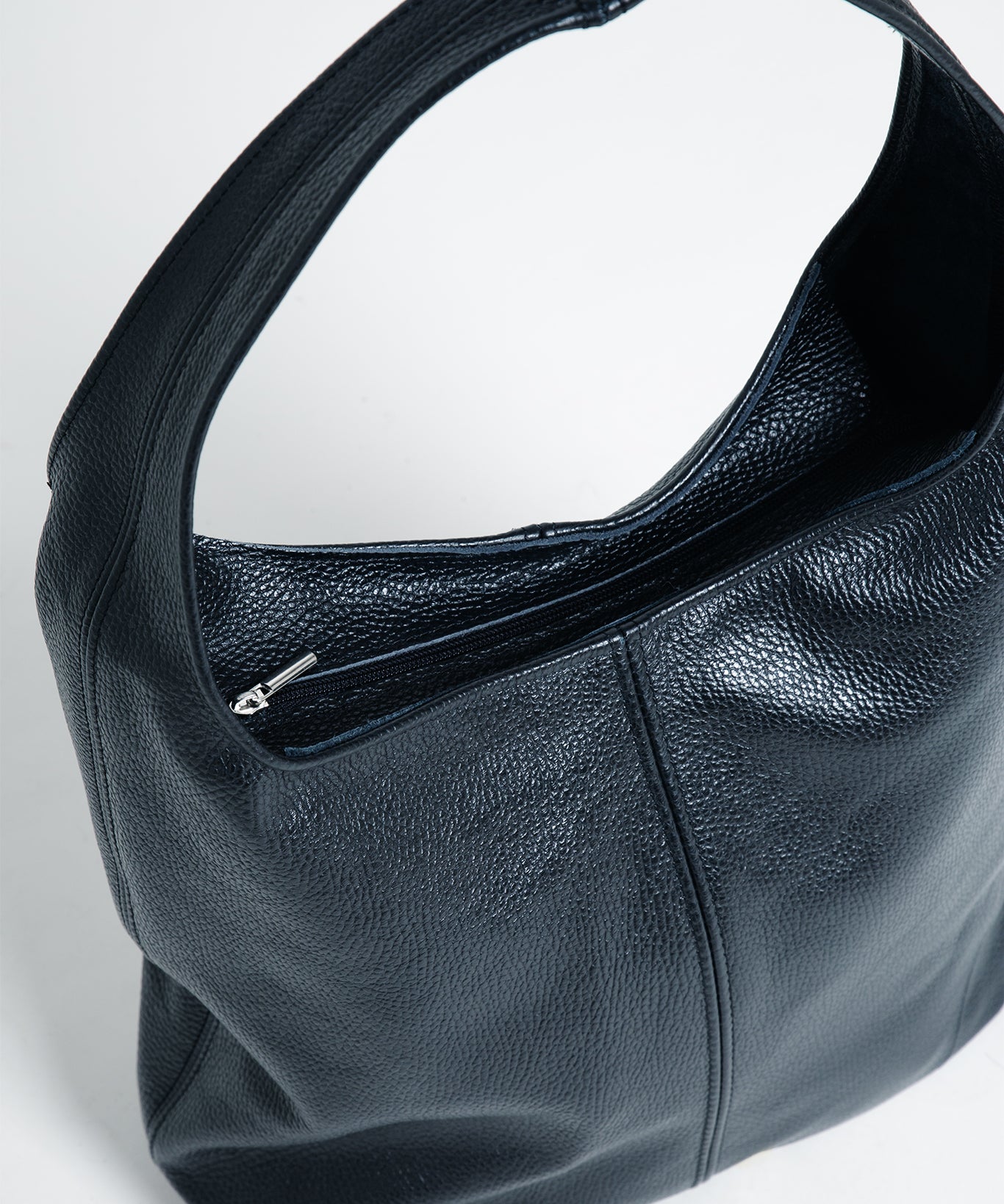 Tasche Leder mit Schulterriemen und Reißverschluss Schwarz im Detail