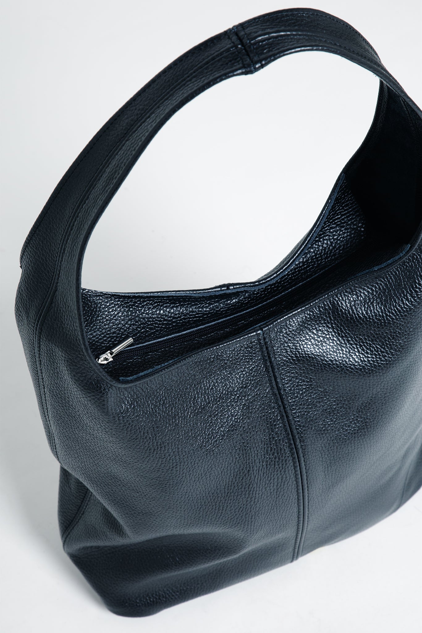 Tasche Leder mit Schulterriemen und Reißverschluss Schwarz im Detail