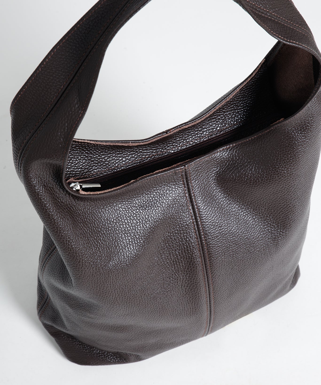 Tasche Leder mit Schulterriemen und Reißverschluss Dunkelbraun im Detail