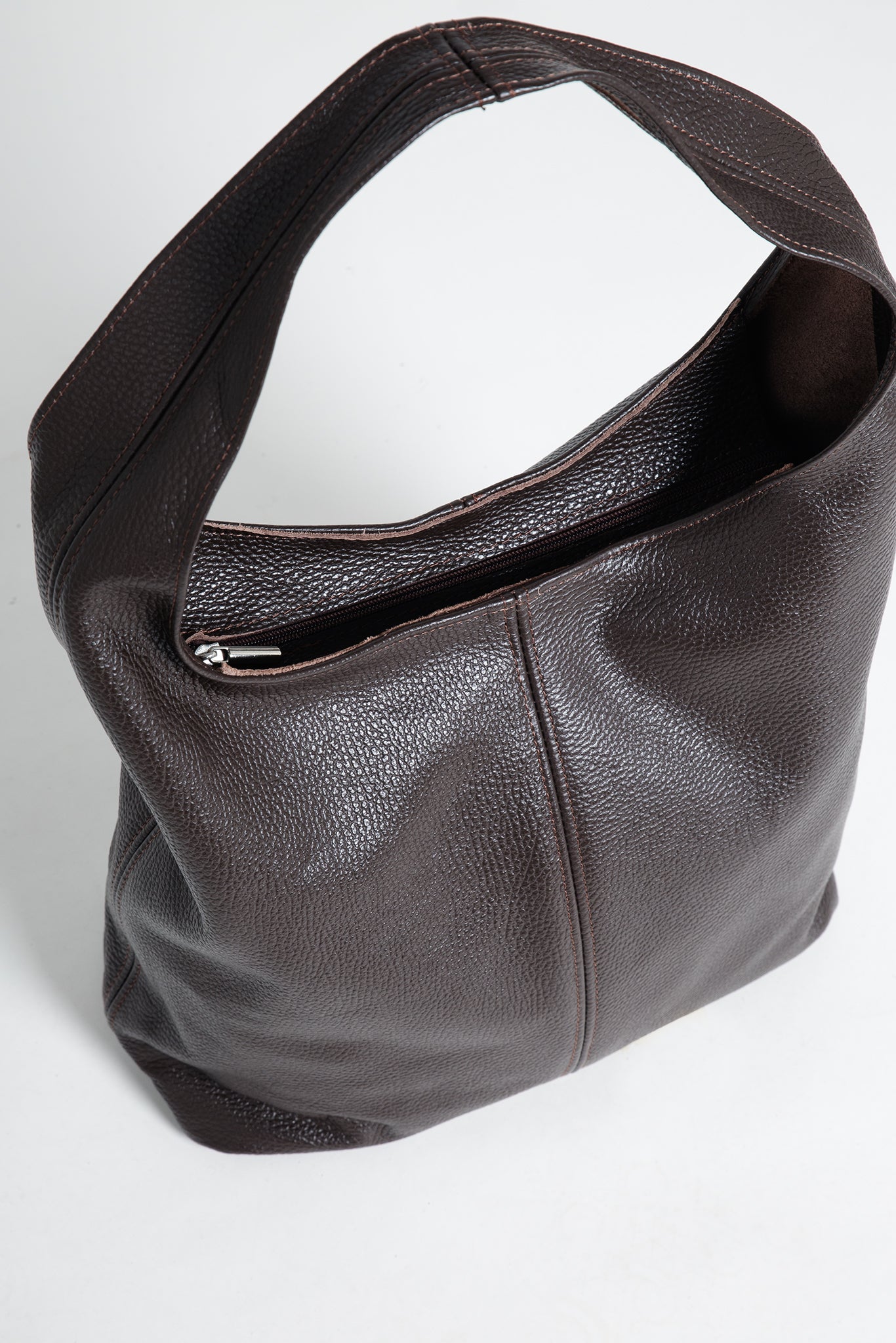 Tasche Leder mit Schulterriemen und Reißverschluss Dunkelbraun im Detail