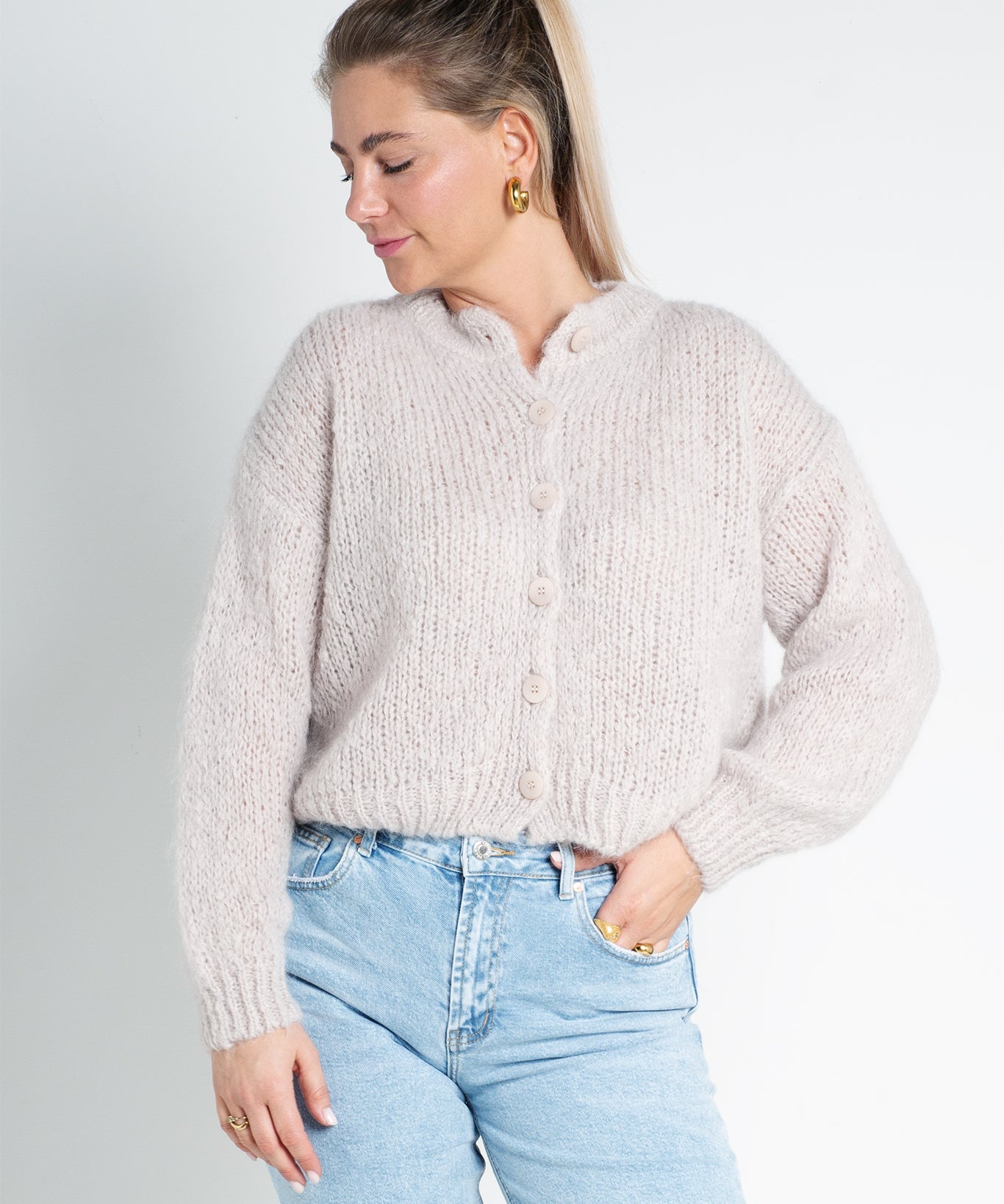 Strickjacke mit Knöpfen und hohem Kragen Beige von vorne