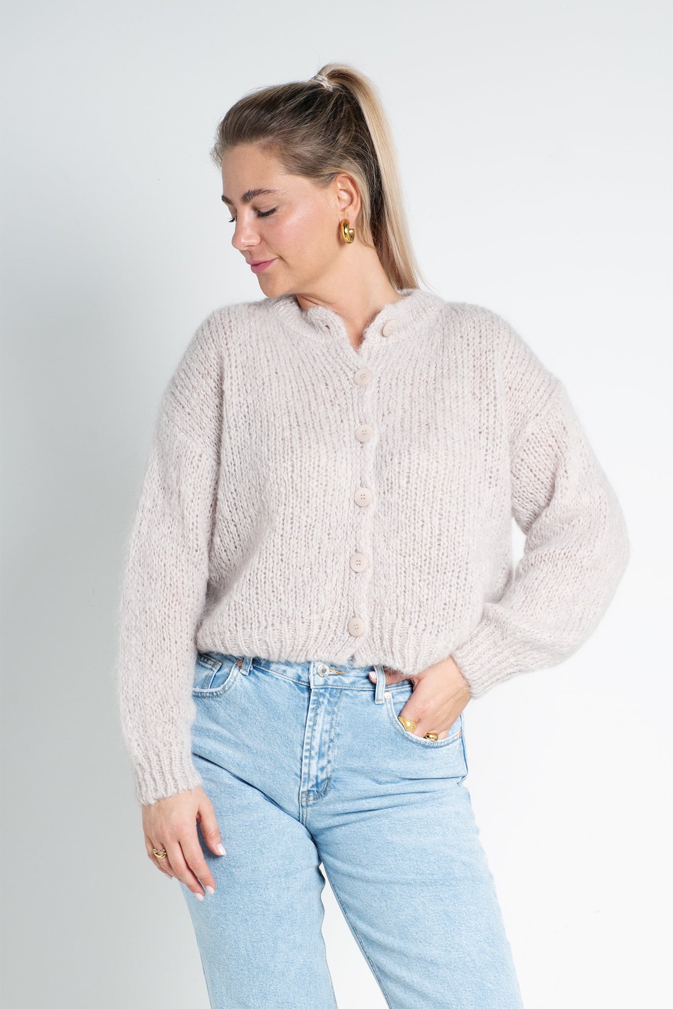 Strickjacke mit Knöpfen und hohem Kragen Beige von vorne