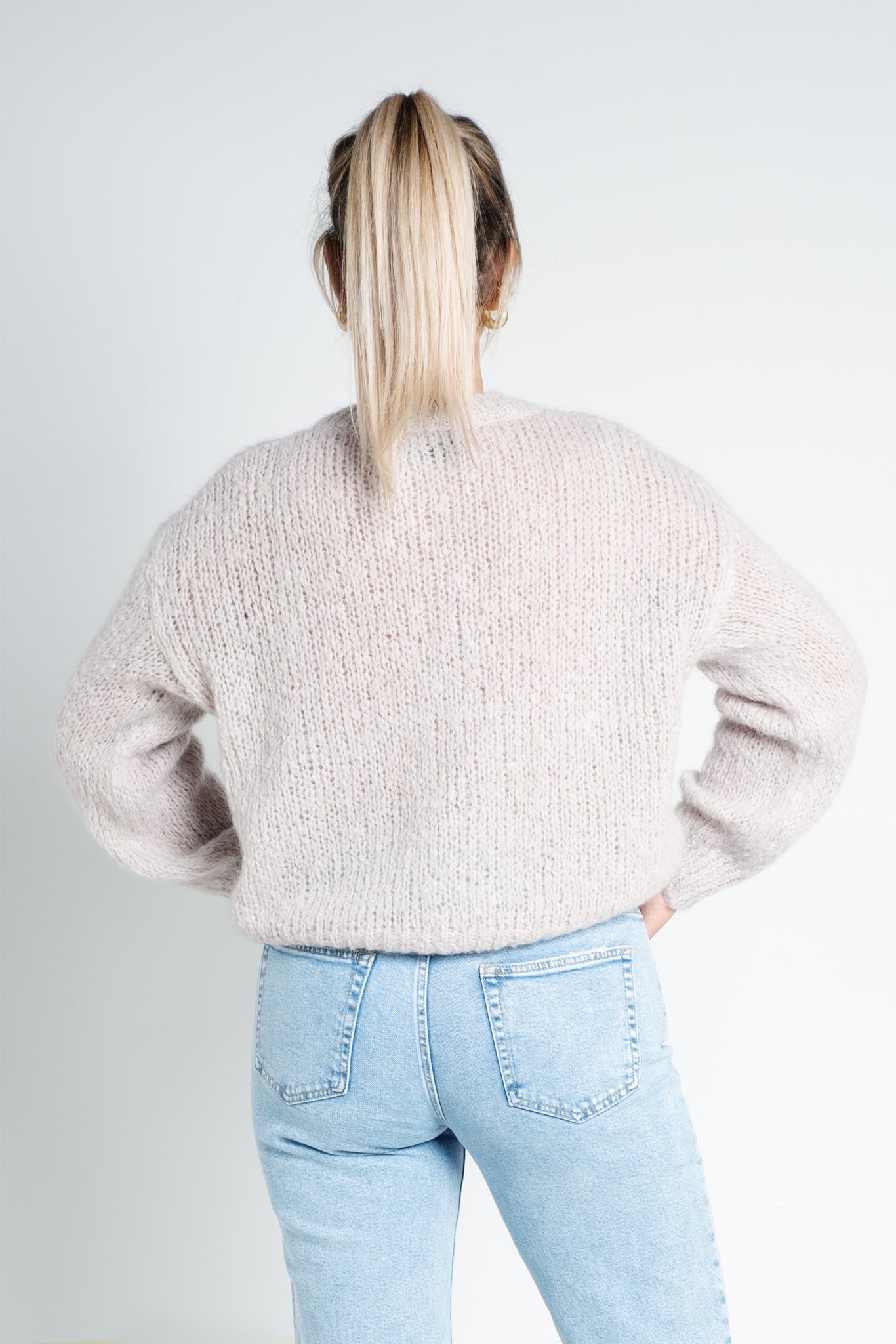 Strickjacke mit Knöpfen und hohem Kragen Beige von hinten