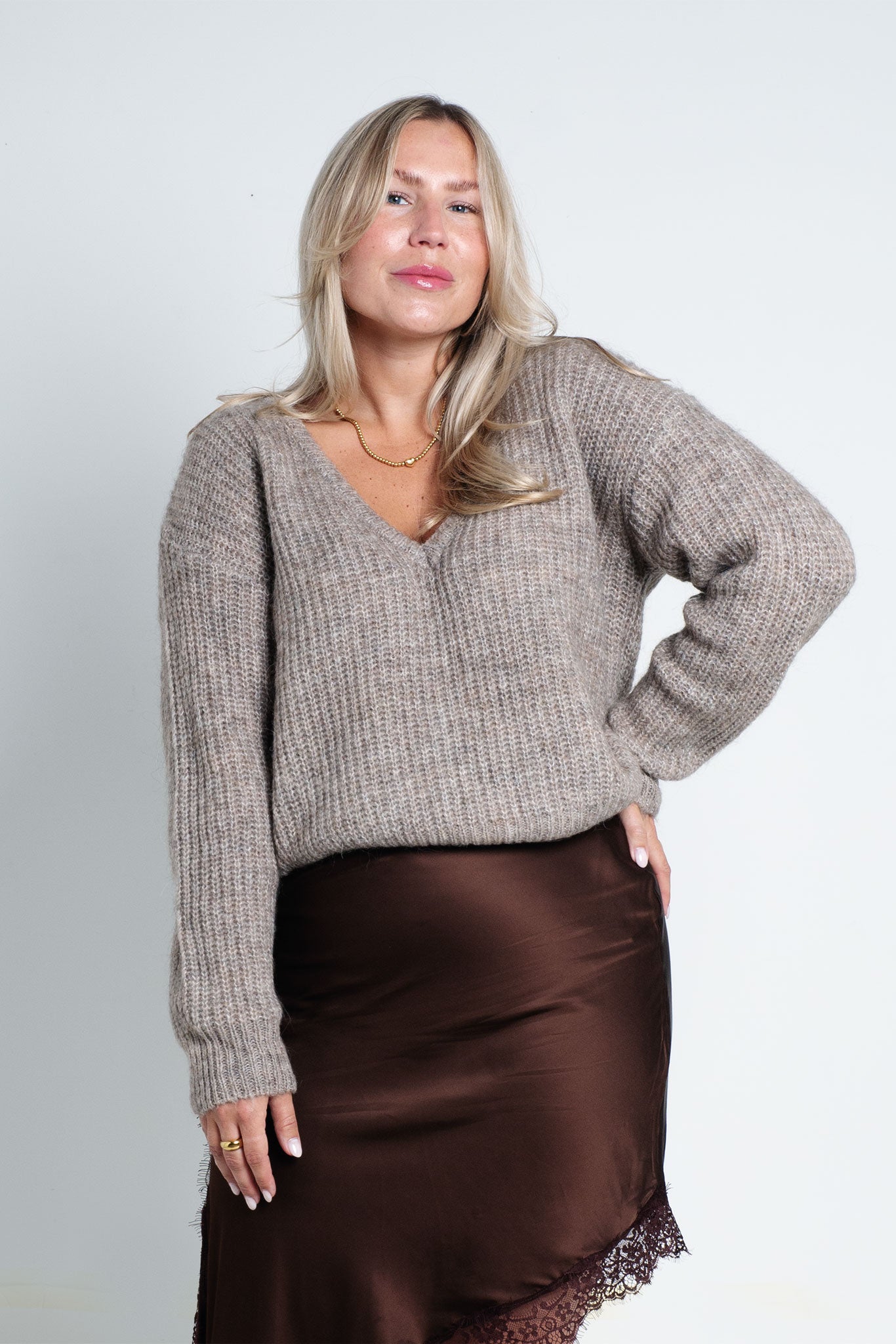 Strickpullover mit V-Ausschnitt Beige Greige von vorne