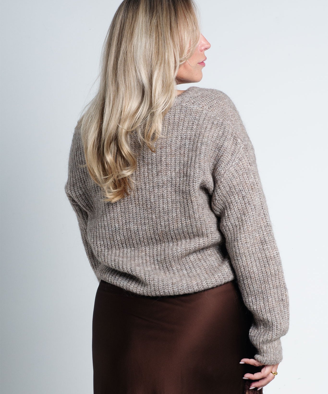 Strickpullover mit V-Ausschnitt Beige Greige von hinten