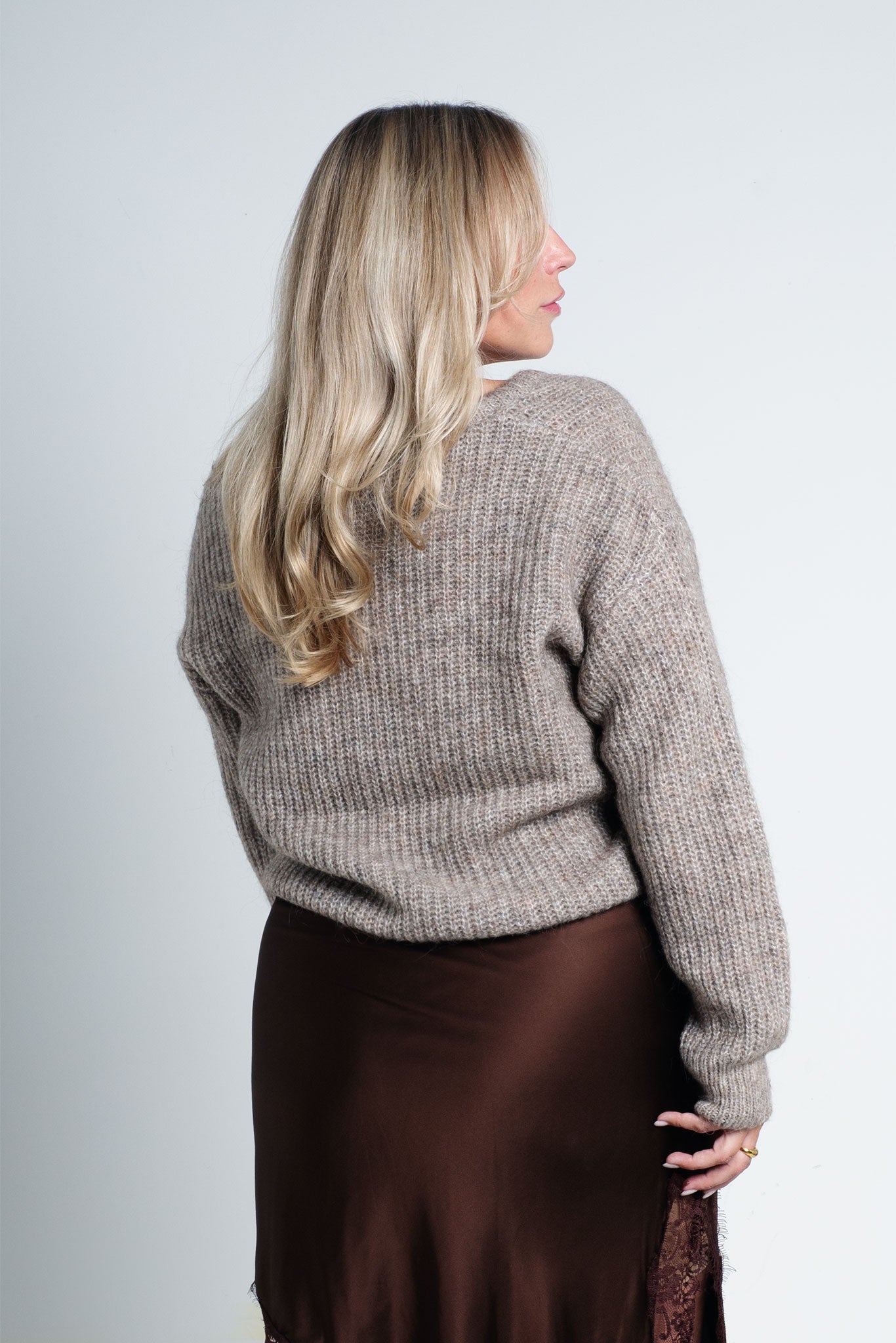 Strickpullover mit V-Ausschnitt Beige Greige von hinten