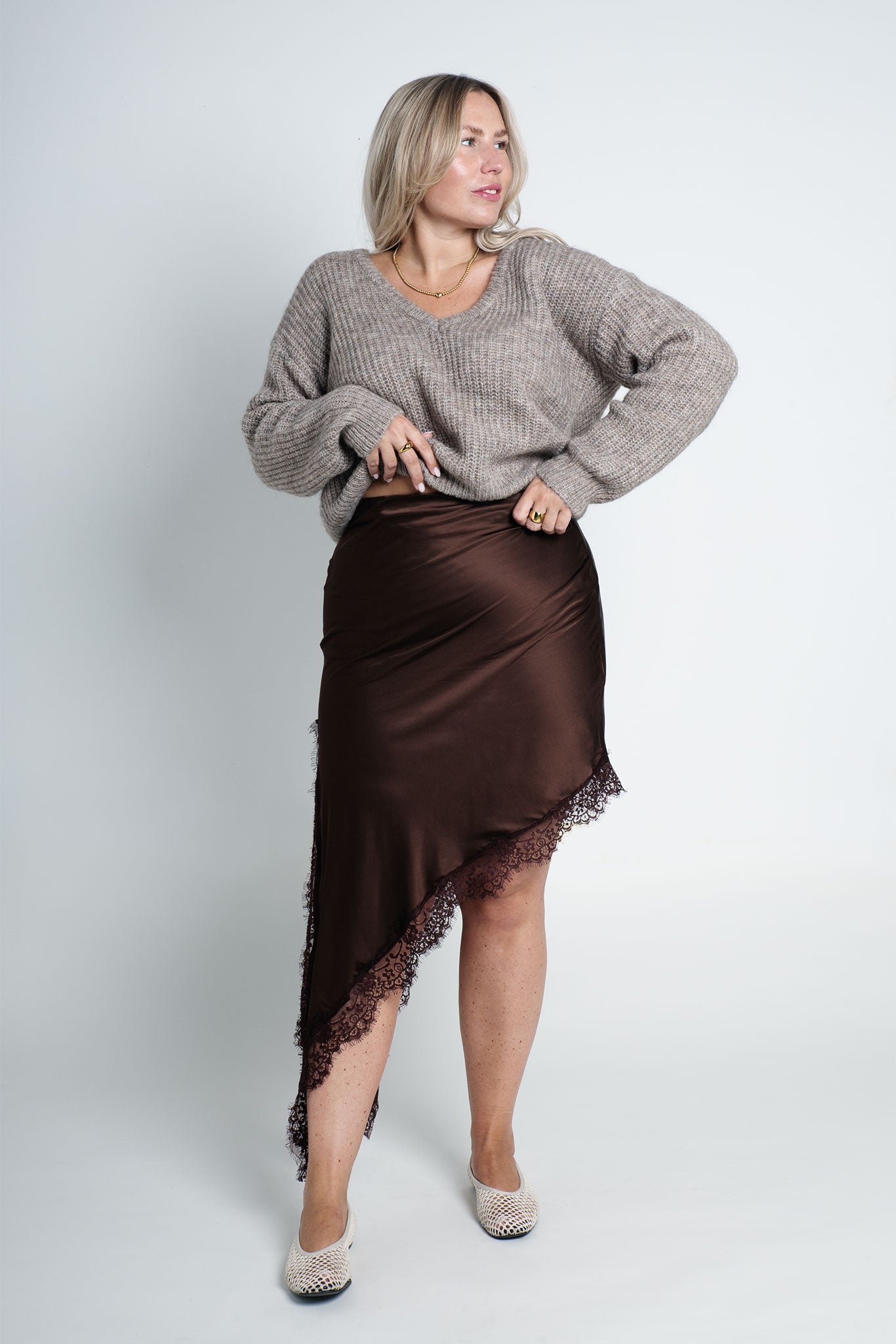 Satinrock mit Spitze & seitlichem Schlitz Dunkelbraun Ganzkörper