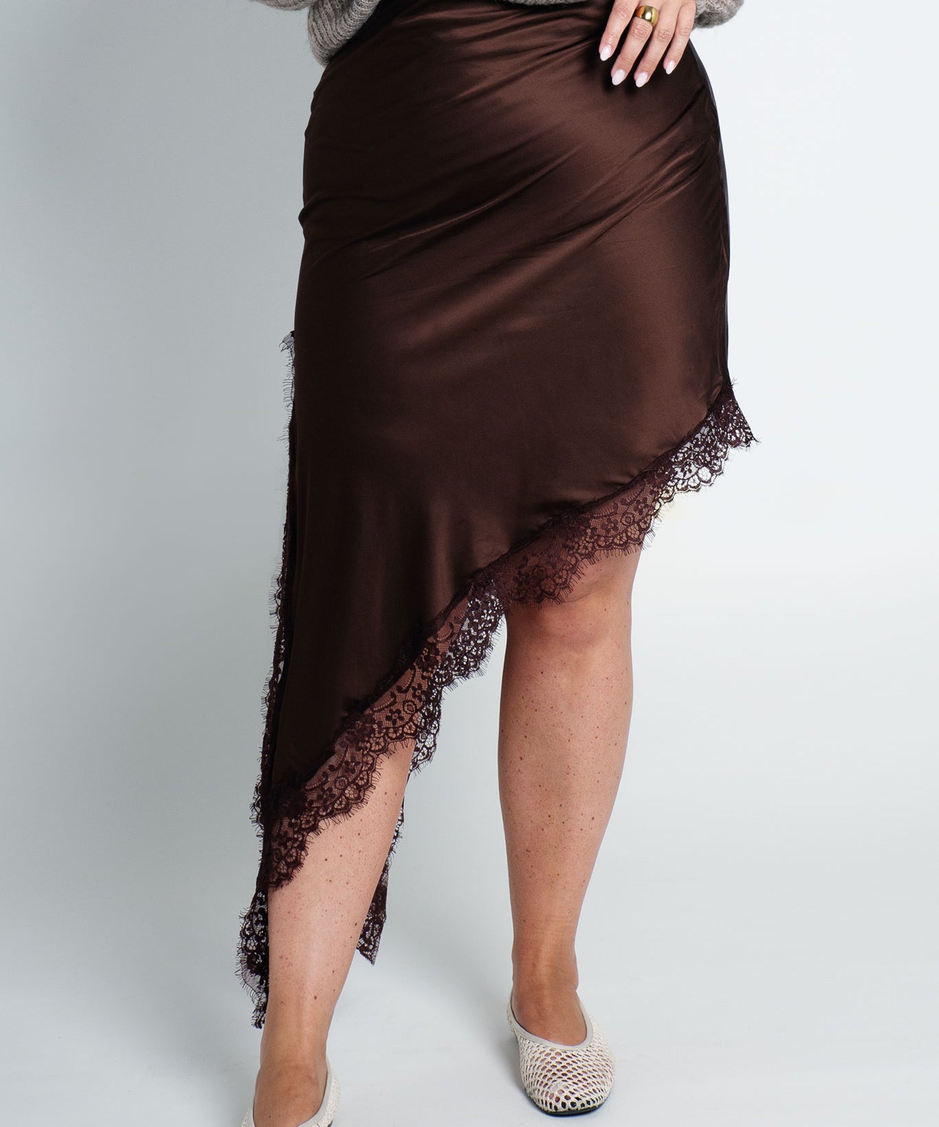 Satinrock mit Spitze & seitlichem Schlitz Dunkelbraun von vorne