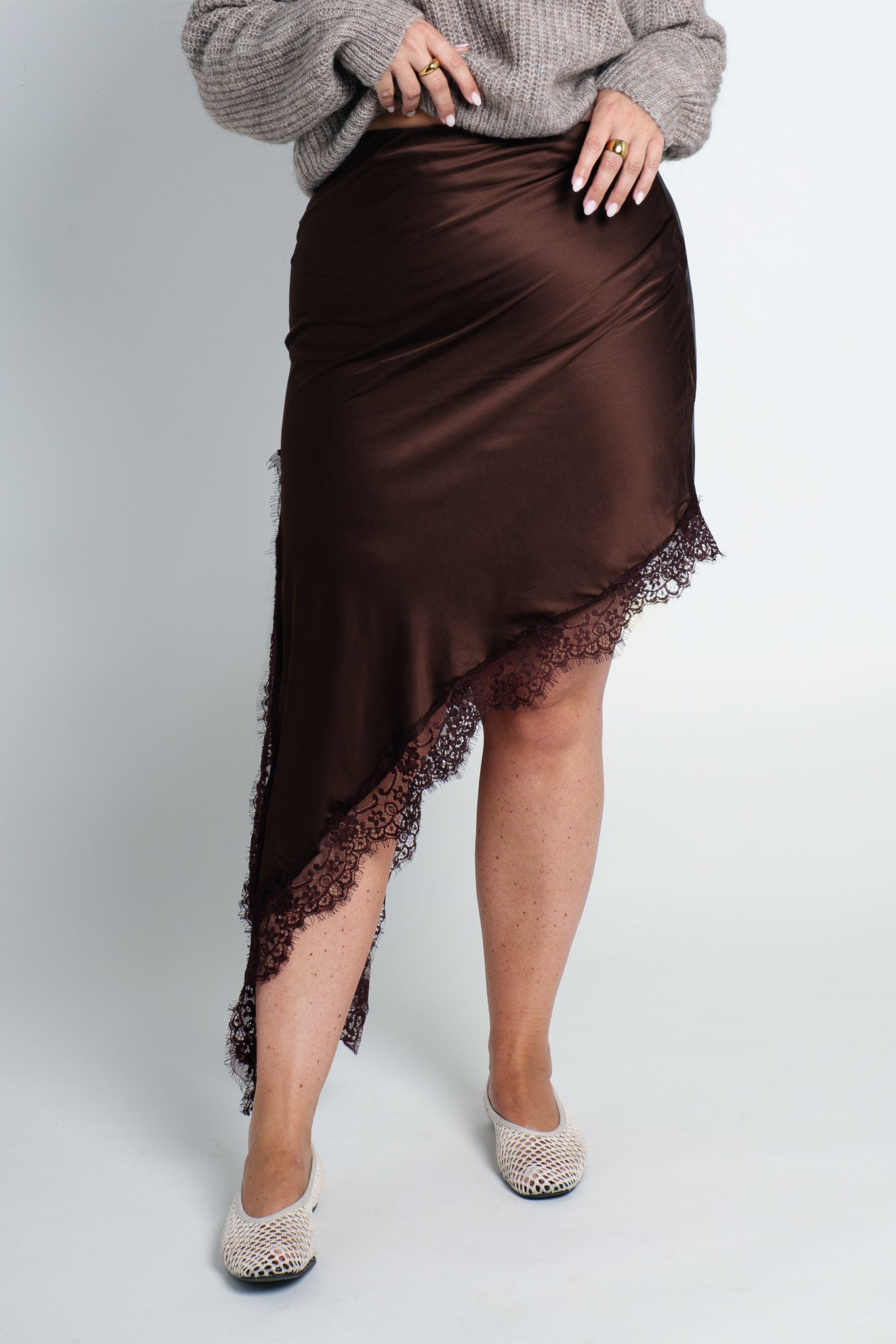 Satinrock mit Spitze & seitlichem Schlitz Dunkelbraun von vorne