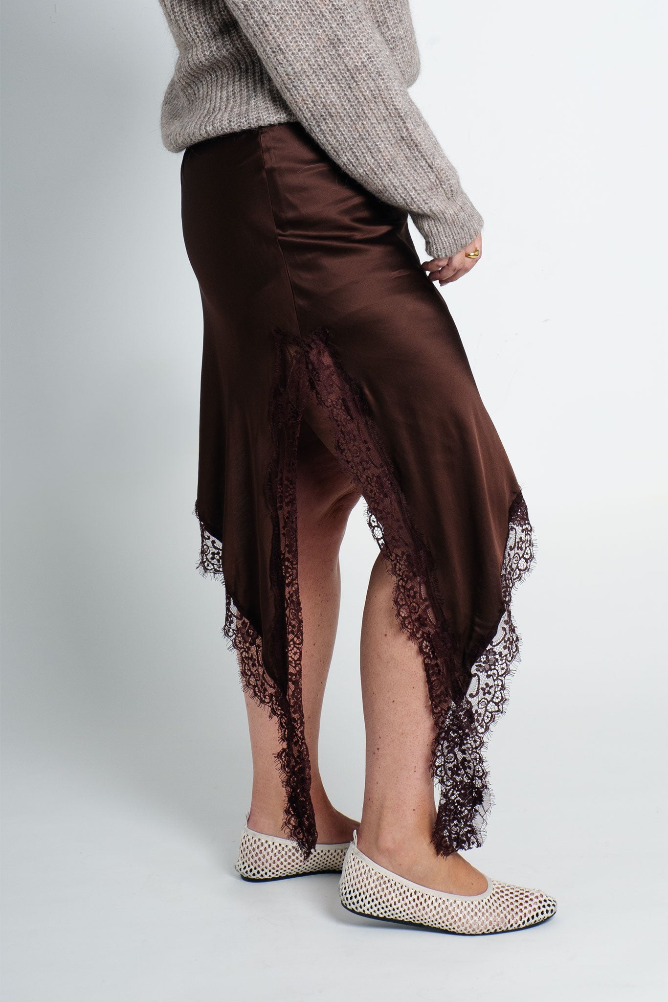 Satinrock mit Spitze & seitlichem Schlitz Dunkelbraun seitlich mit Schlitz