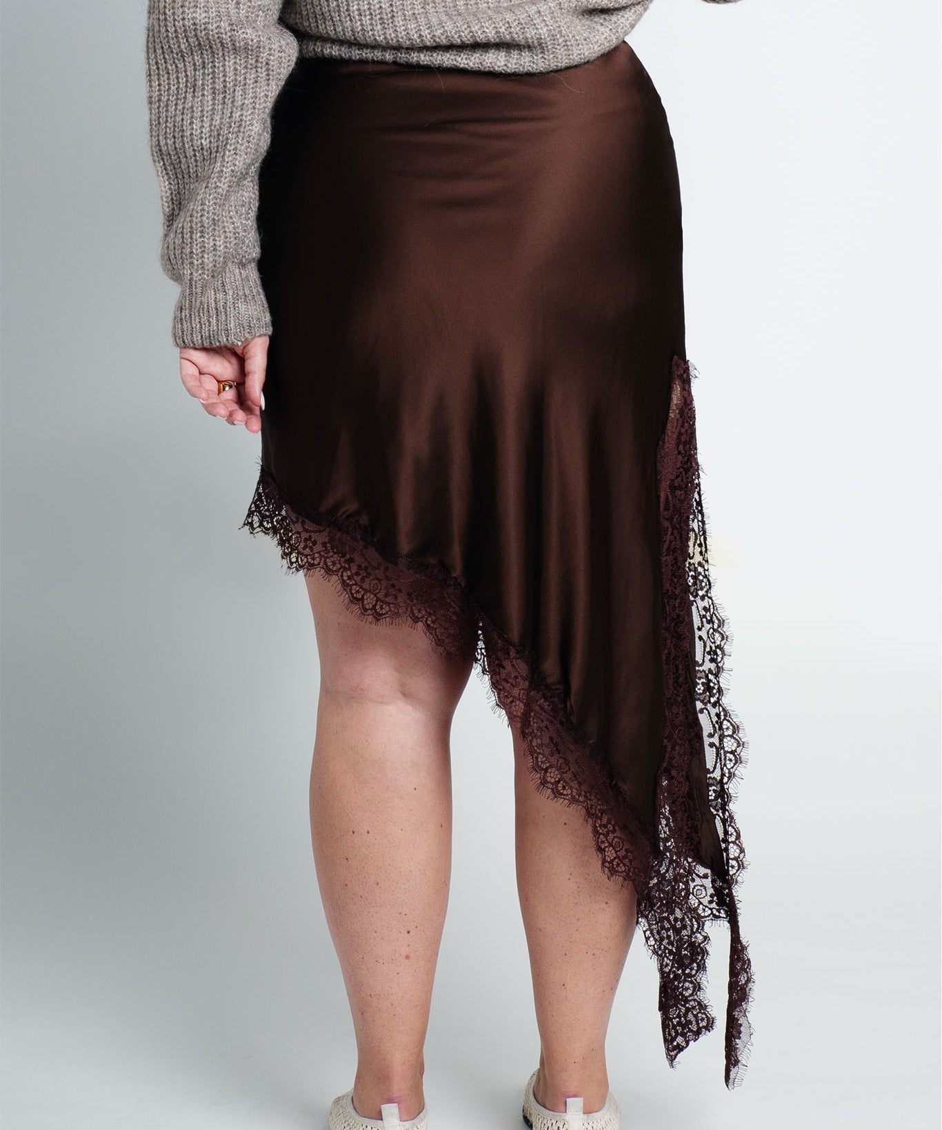 Satinrock mit Spitze & seitlichem Schlitz Dunkelbraun von hinten