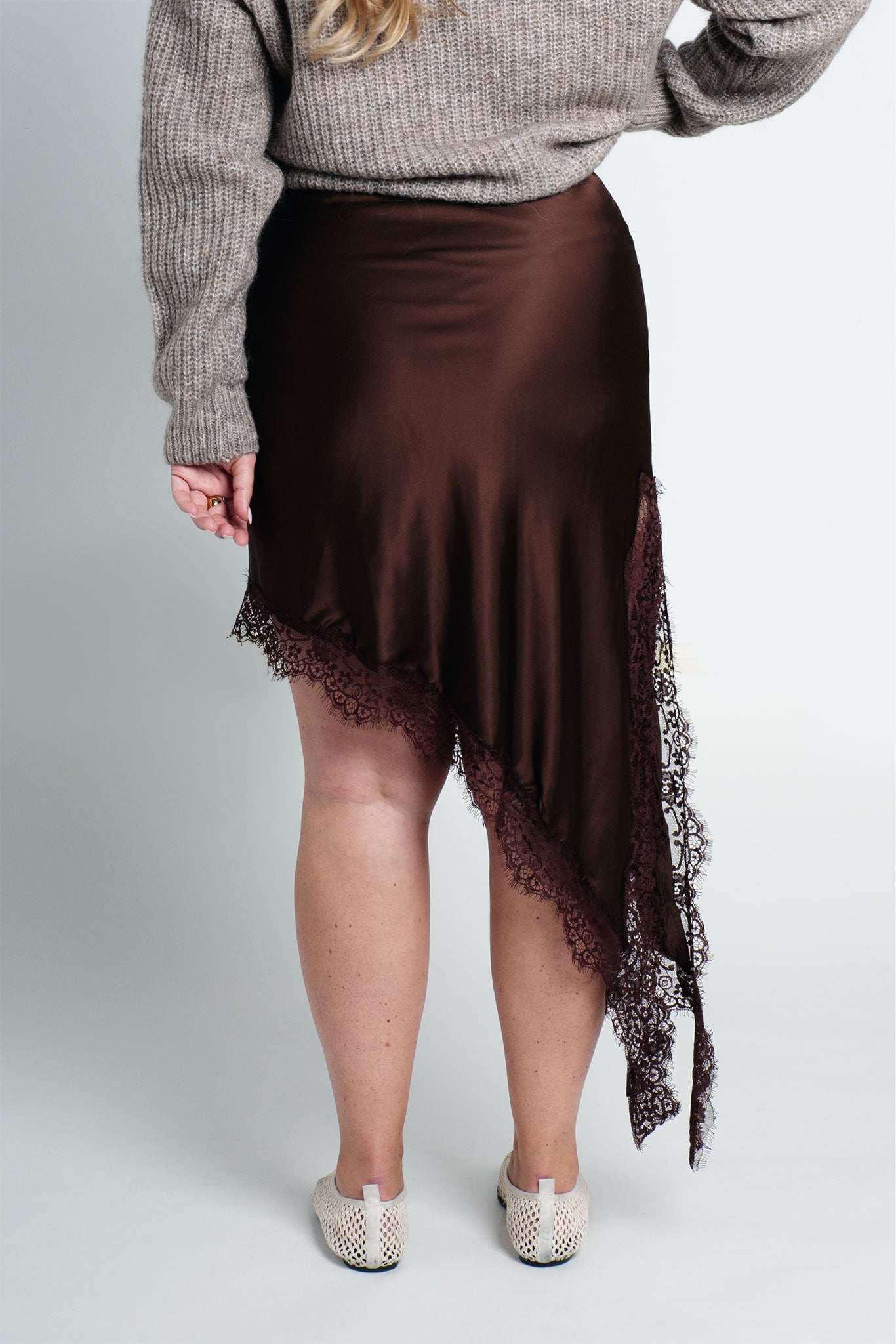 Satinrock mit Spitze & seitlichem Schlitz Dunkelbraun von hinten