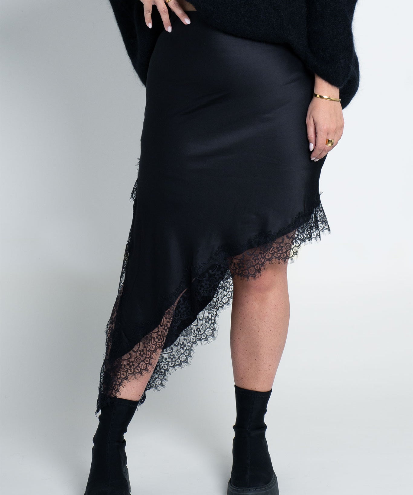 Satinrock mit Spitze & seitlichem Schlitz Schwarz von vorne