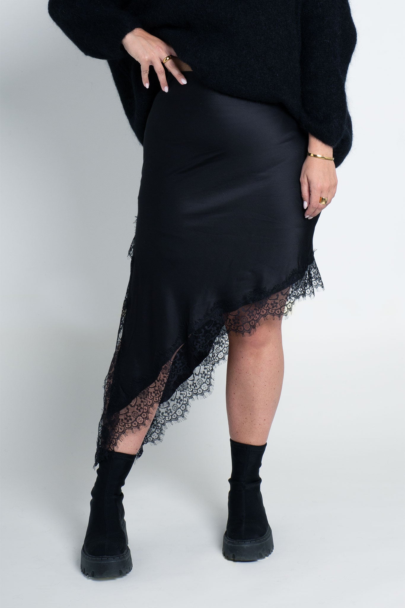 Satinrock mit Spitze & seitlichem Schlitz Schwarz von vorne