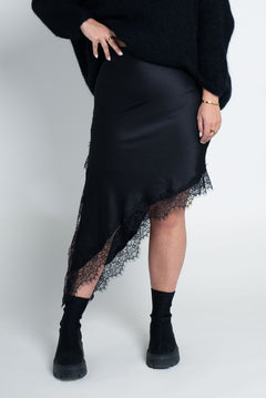 Satinrock mit Spitze & seitlichem Schlitz Schwarz von vorne