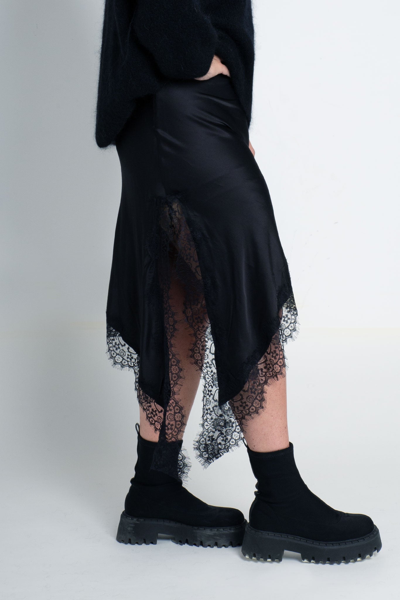 Satinrock mit Spitze & seitlichem Schlitz Schwarz seitlicher Schlitz