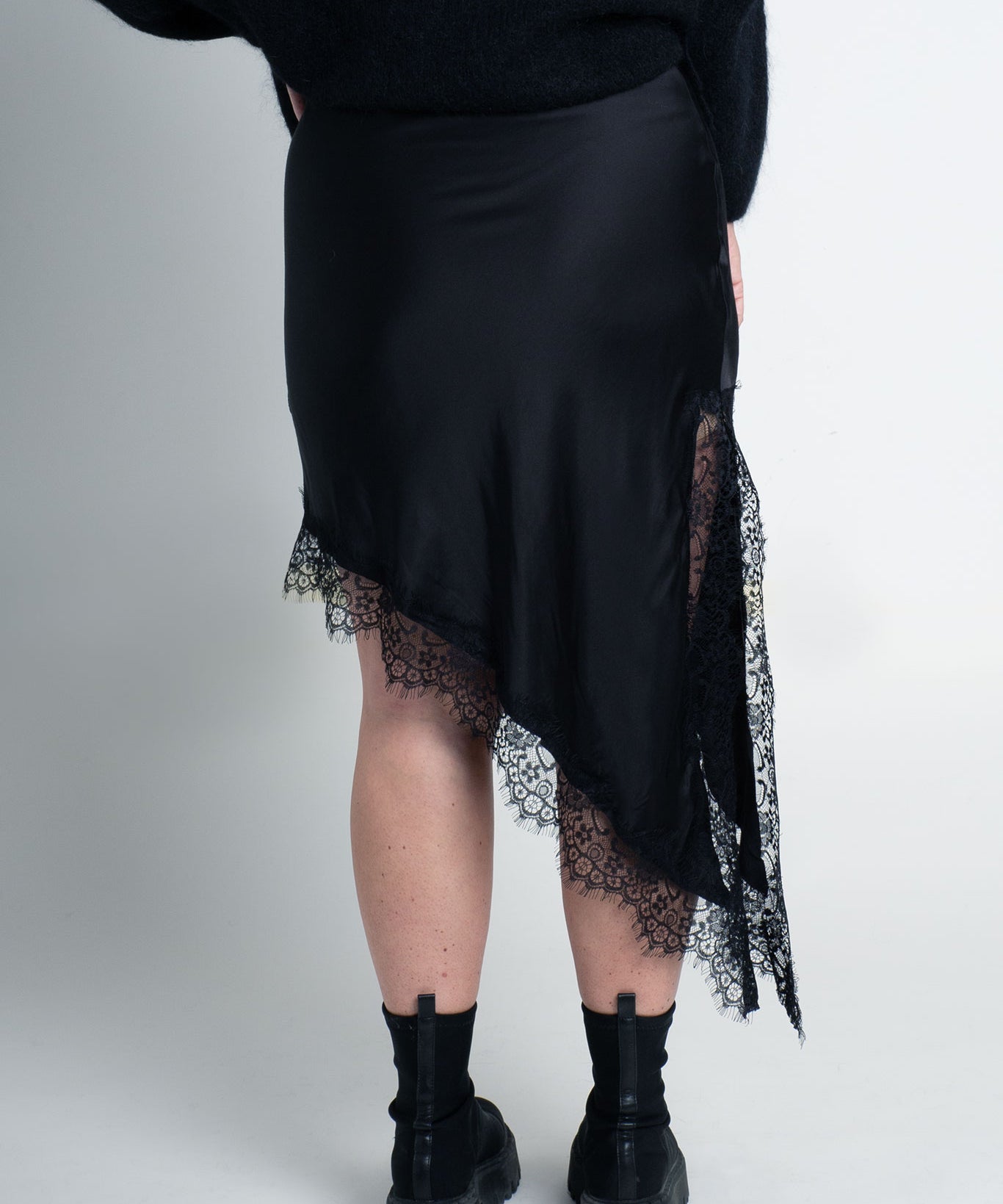 Satinrock mit Spitze & seitlichem Schlitz Schwarz von hinten