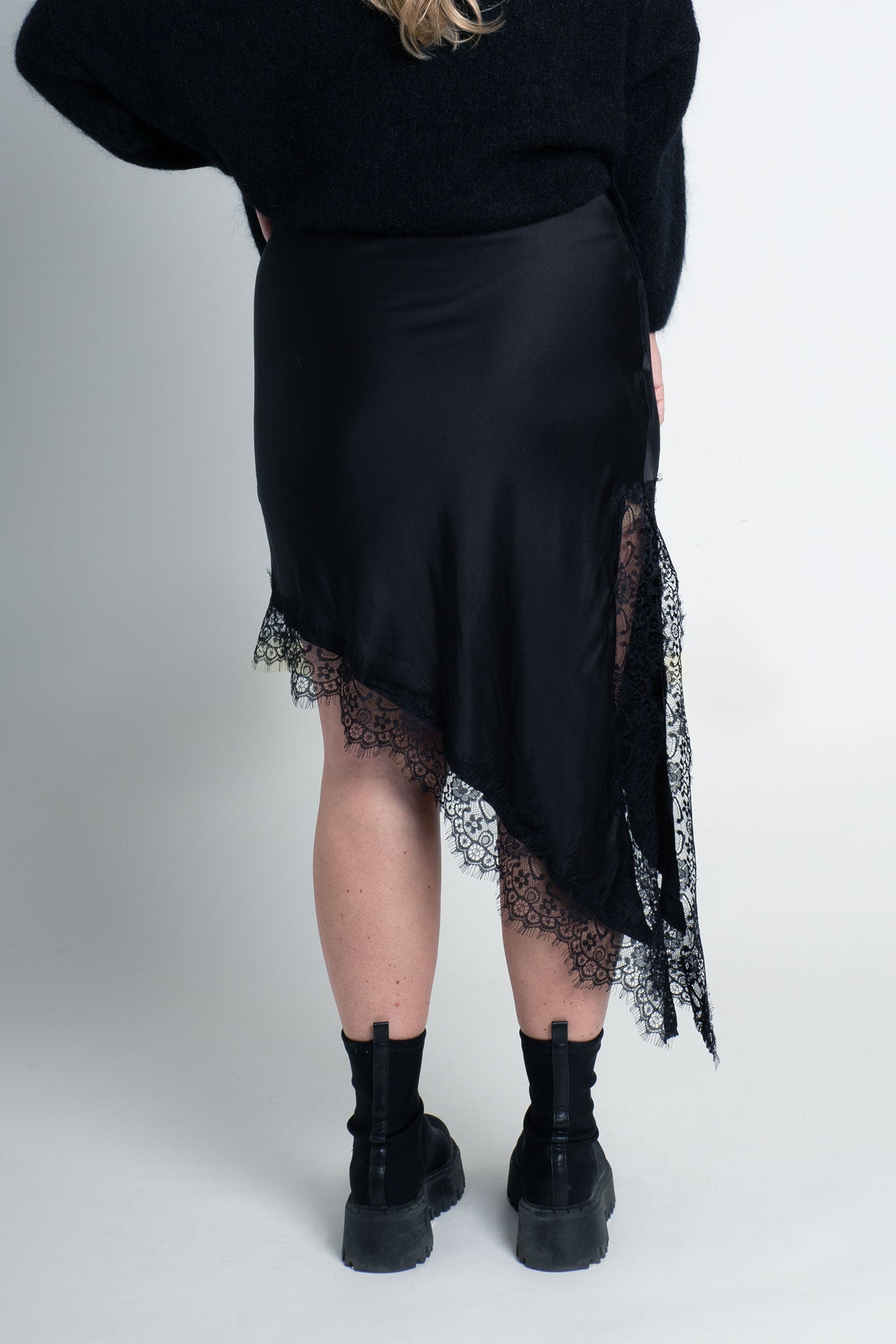 Satinrock mit Spitze & seitlichem Schlitz Schwarz von hinten