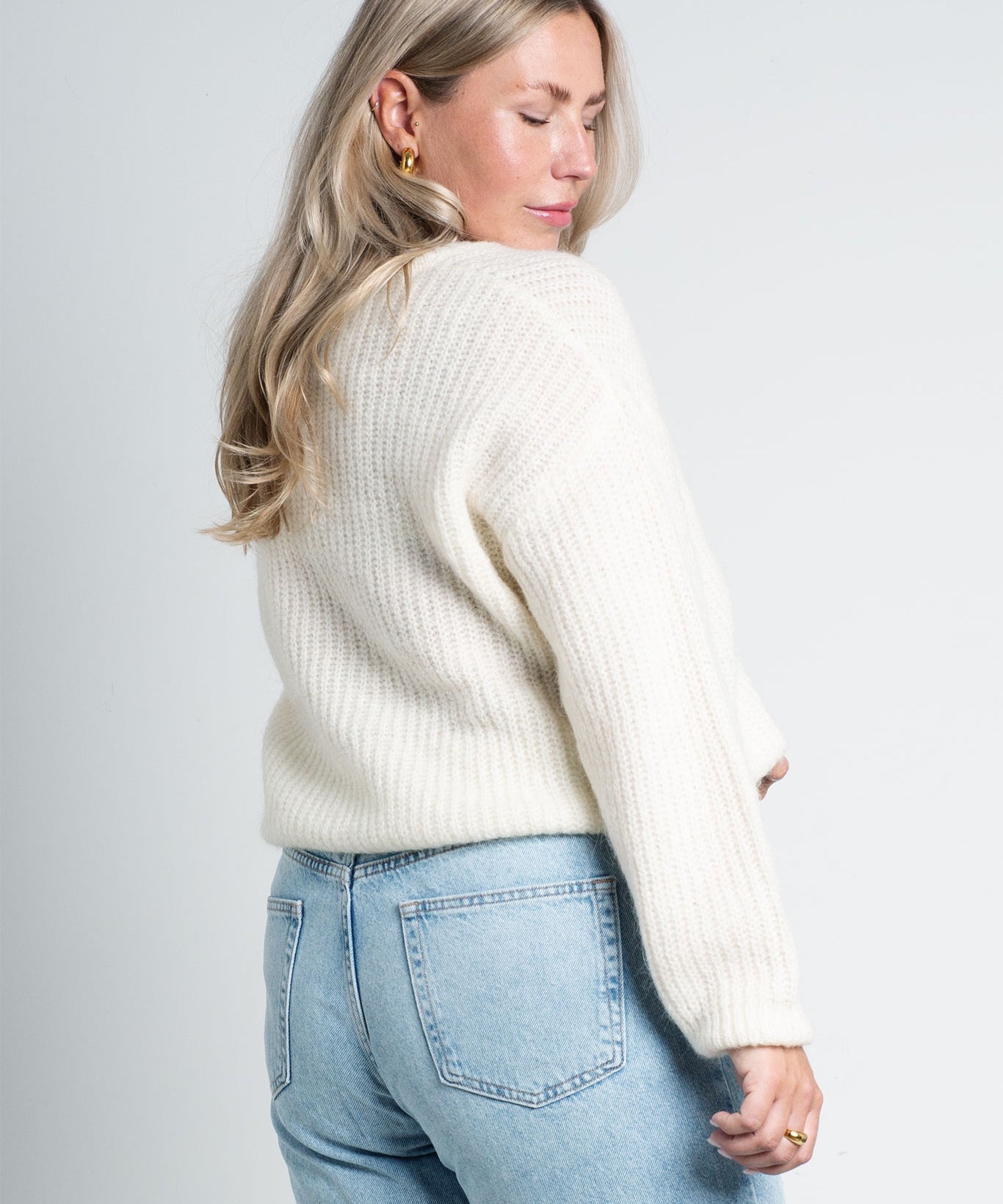 Strickpullover mit V-Ausschnitt Weiß Offwhite von hinten